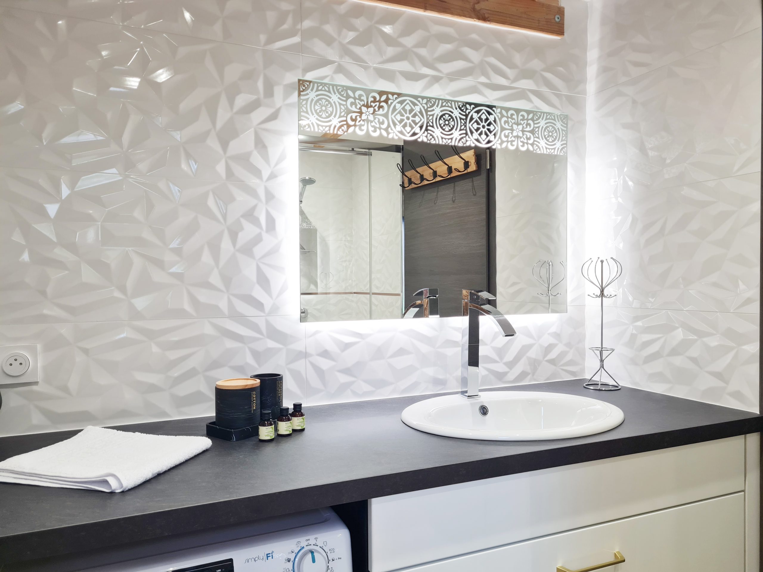 salled'eau Salle de bain moderne dun hébergement insolite en Bourgogne-Franche-Comté, avec miroir lumineux.