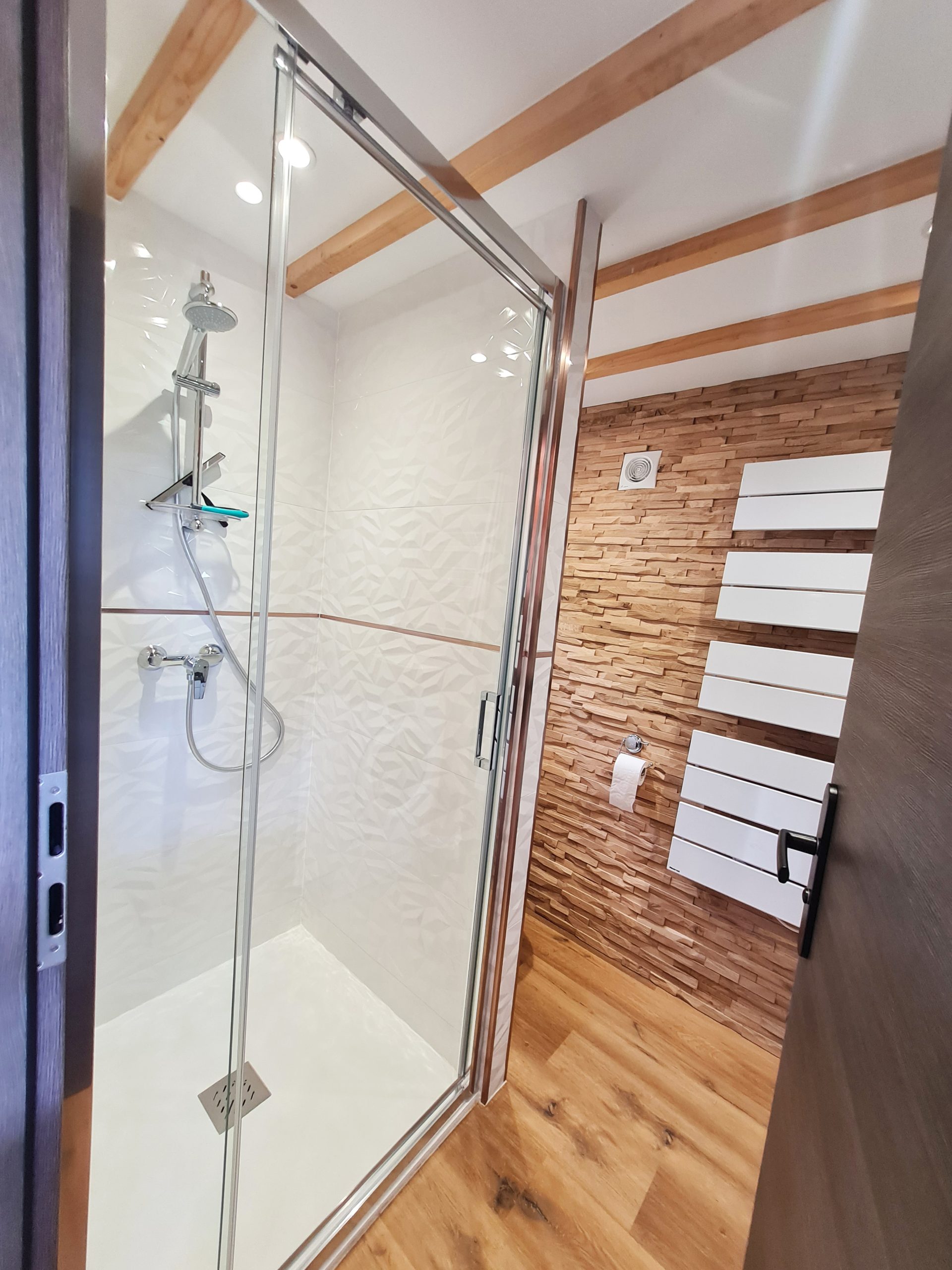 salledeau Salle de bain moderne dun hébergement insolite en Bourgogne-Franche-Comté, avec douche vitrée.