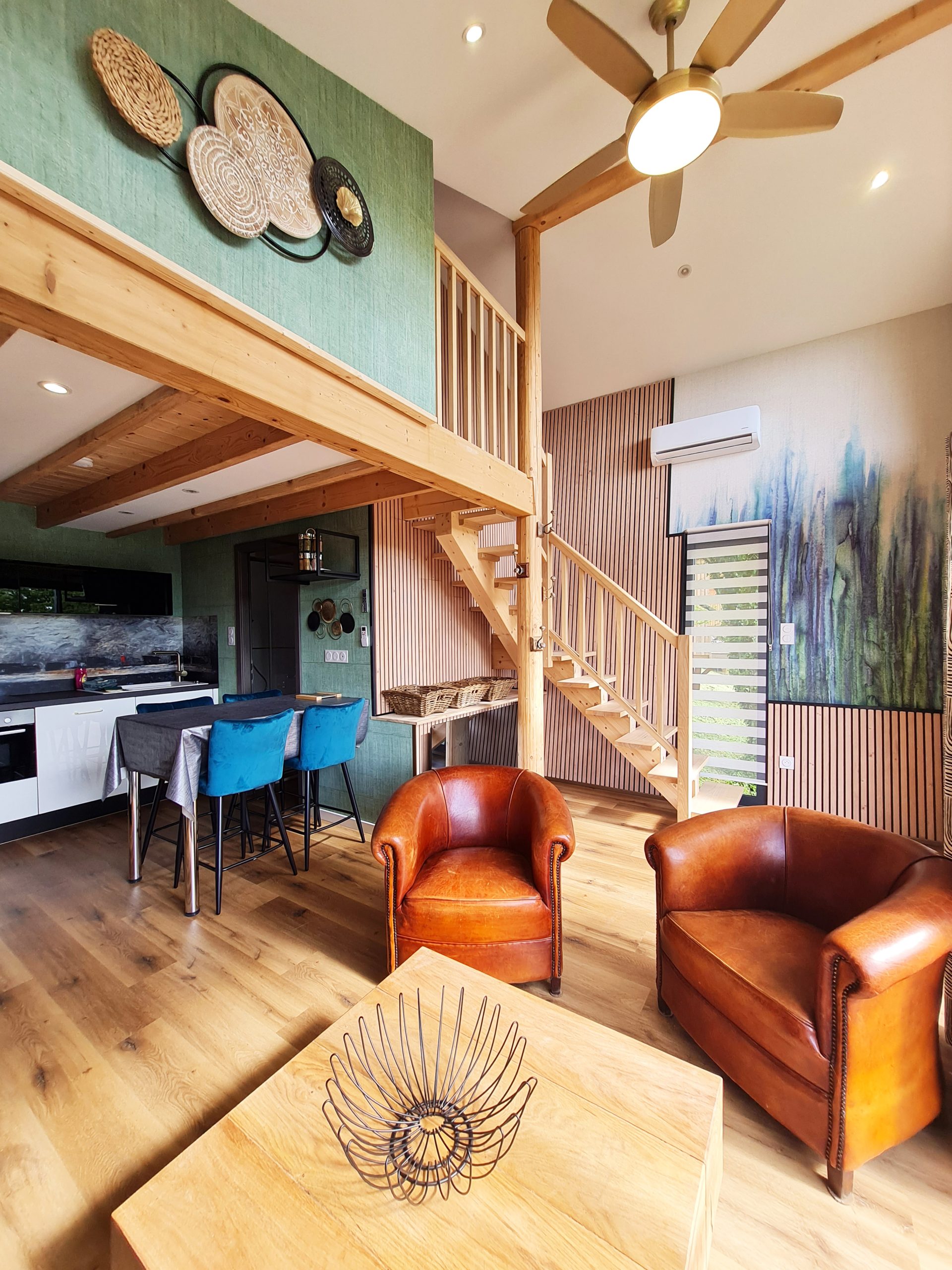 vue-cuisine Hébergement insolite en Bourgogne-Franche-Comté, intérieur moderne avec escalier en bois.