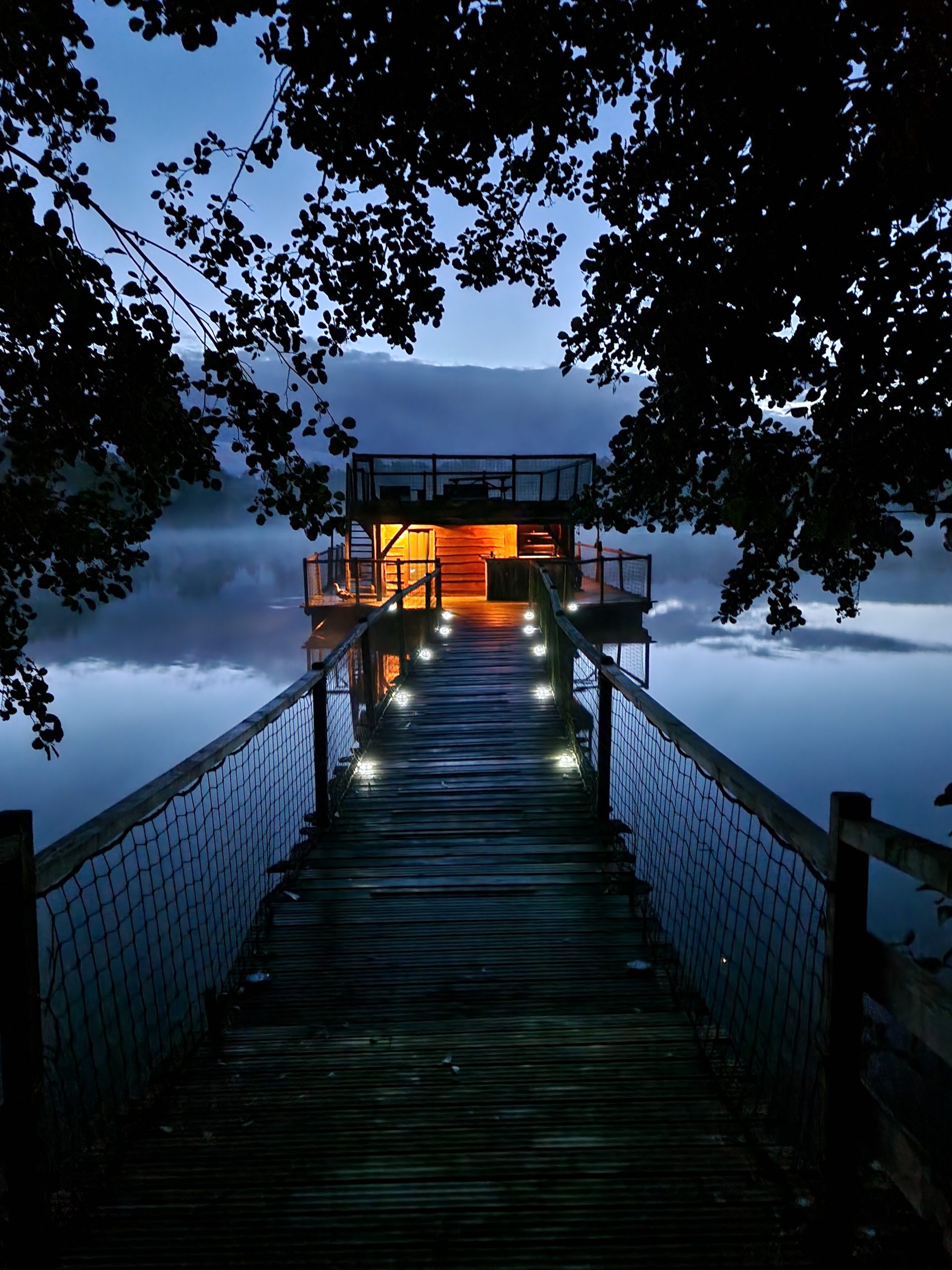 20230923_064218 Cabane flottante en Auvergne-Rhône-Alpes, éclairage chaleureux au bord de leau.