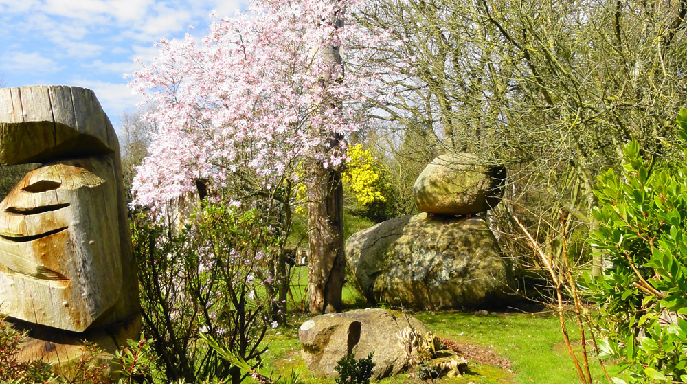 DSC00614 Hébergement insolite en Bretagne, avec des sculptures en bois et de grands rochers.