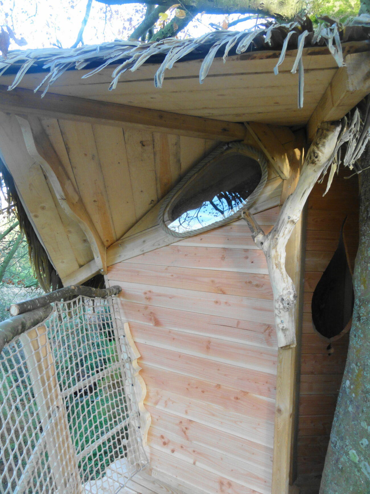 Gunnera5 Cabane perchée en Bretagne, avec un miroir rond et des finitions en bois naturel.