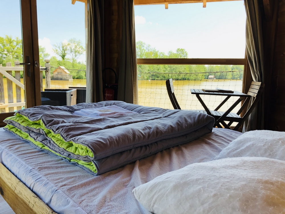 IMG_0809 Cabane flottante en Auvergne-Rhône-Alpes, vue sur la rivière depuis la chambre.