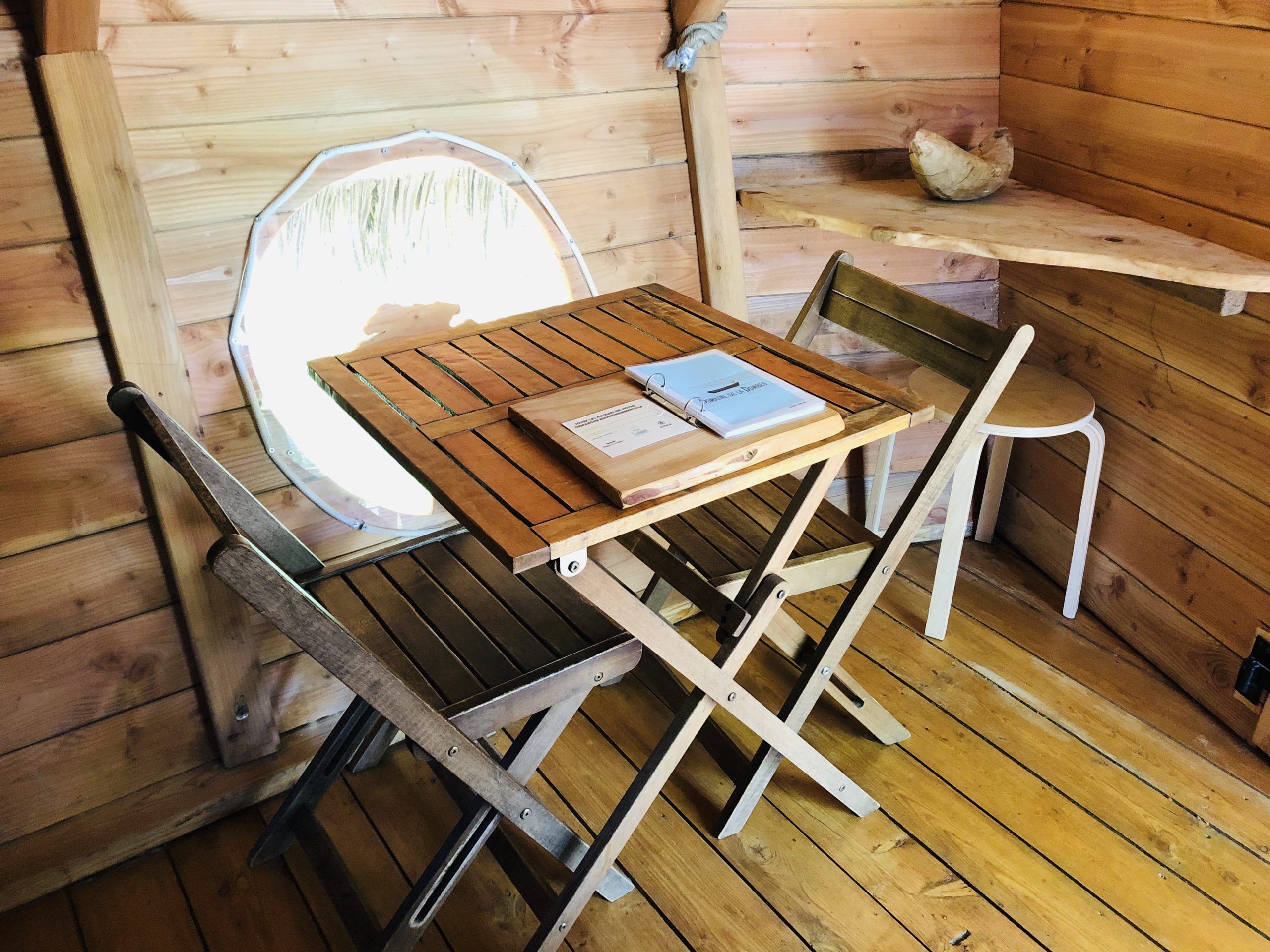 IMG_0892 Cabane perchée en Auvergne-Rhône-Alpes avec table en bois et vue arrondie.