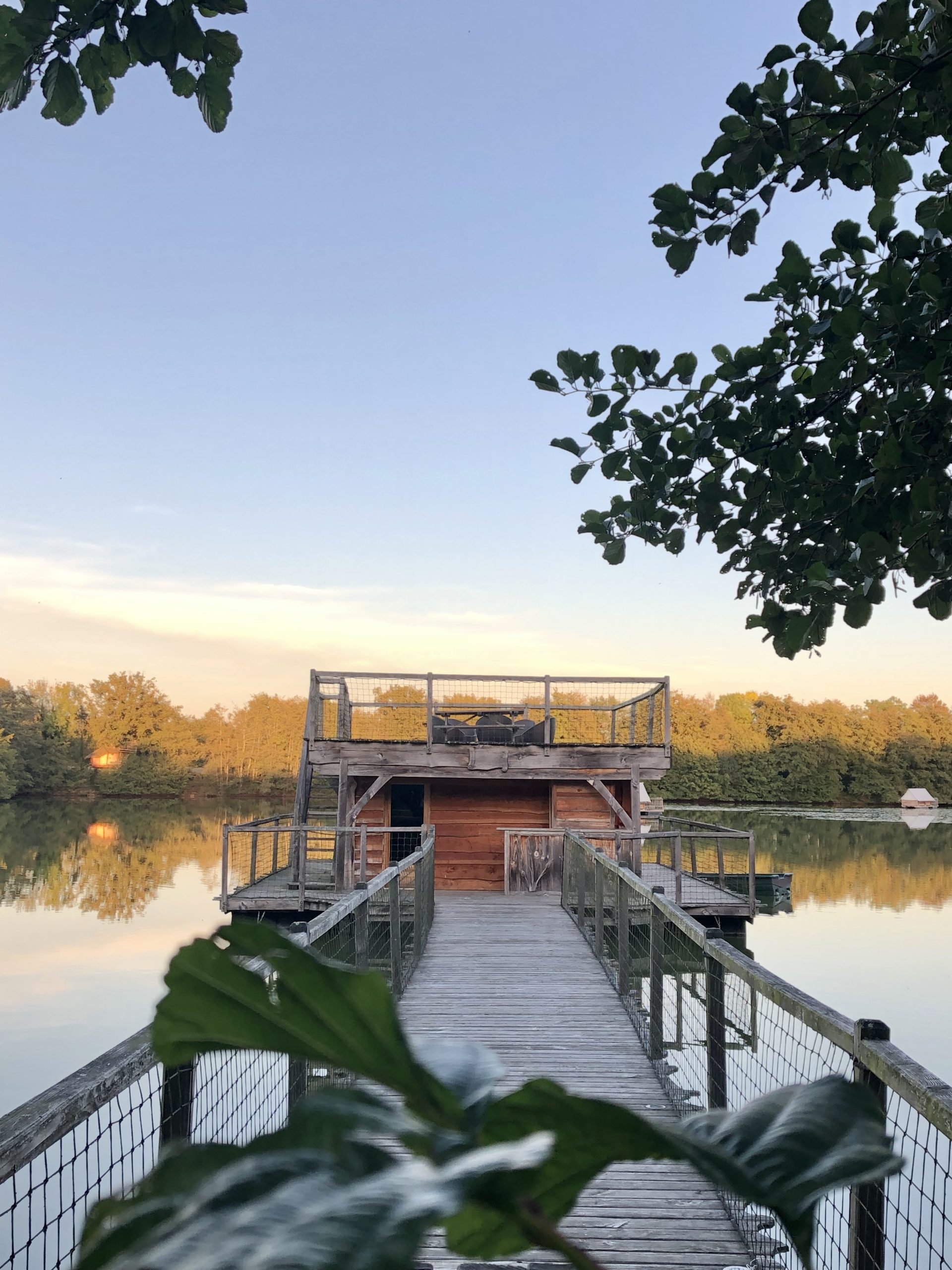IMG_1576 Cabane flottante en Auvergne-Rhône-Alpes, avec terrasse sur pilotis sur leau.