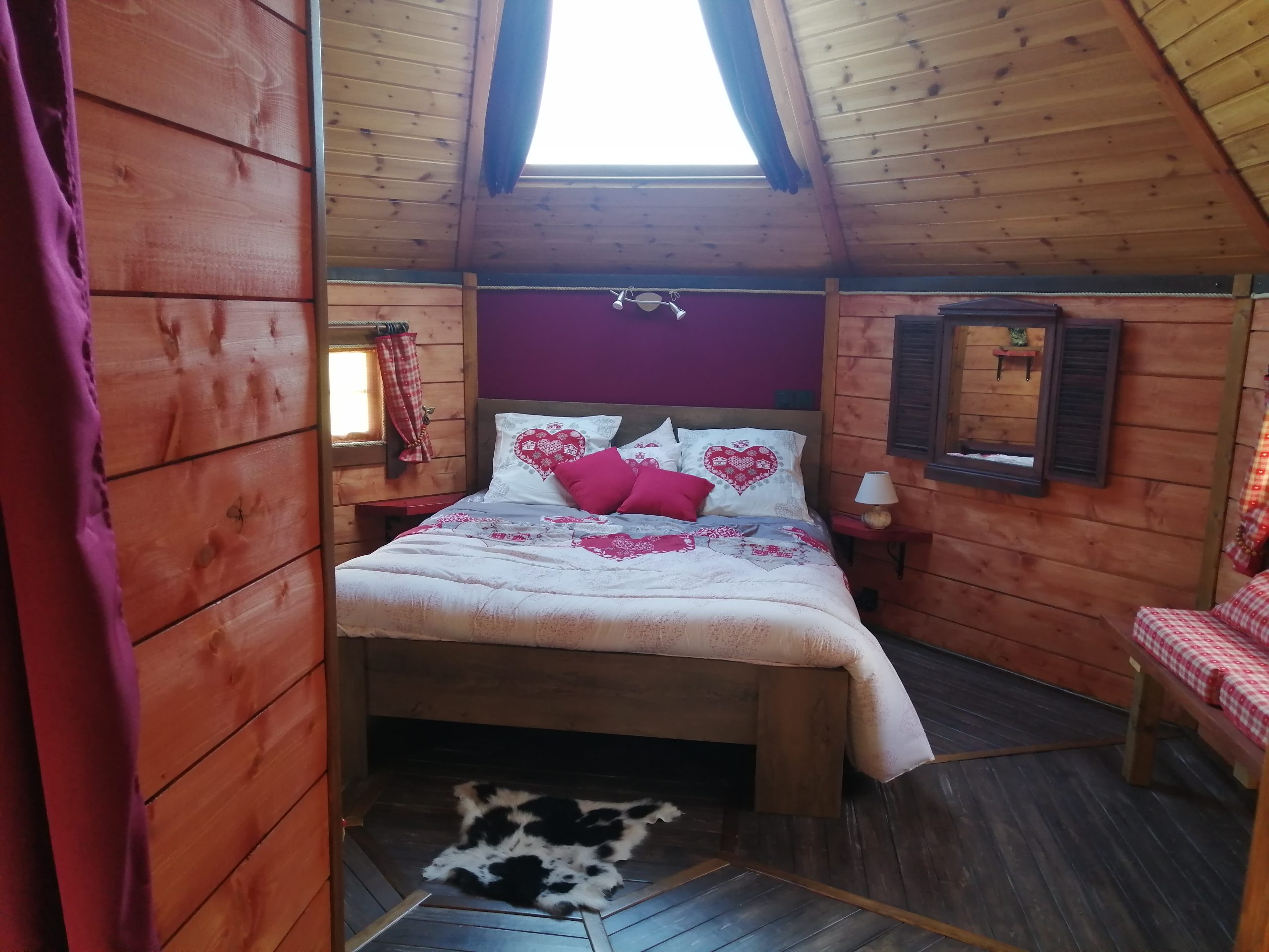 IMG_20231107_130349-1-scaled Cabane romantique en bois avec lit douillet et décor chaleureux à Midi-Pyrénées.