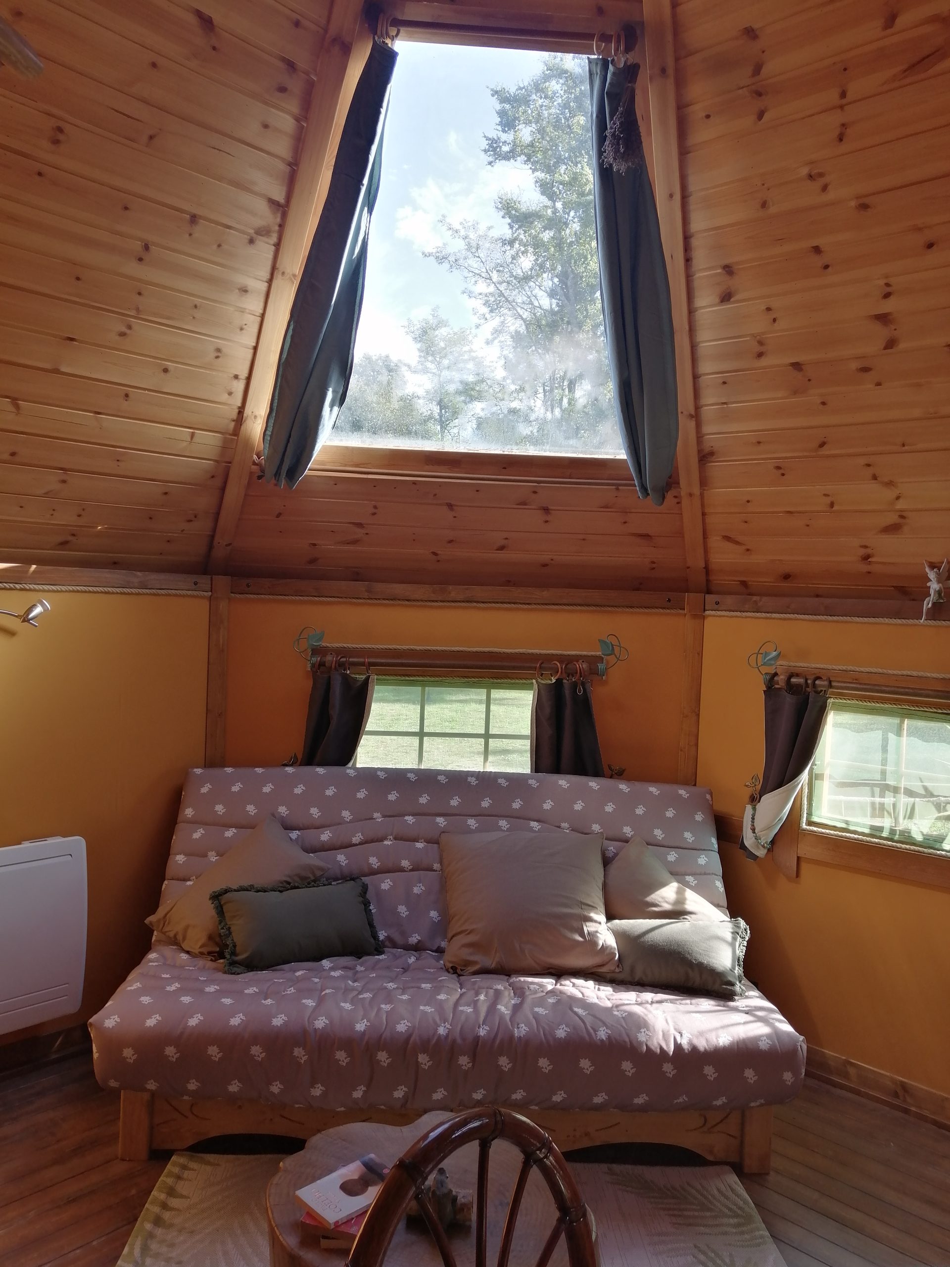 IMG_20231107_130733-scaled Hébergement insolite en Midi-Pyrénées : intérieur chaleureux avec un puits de lumière.