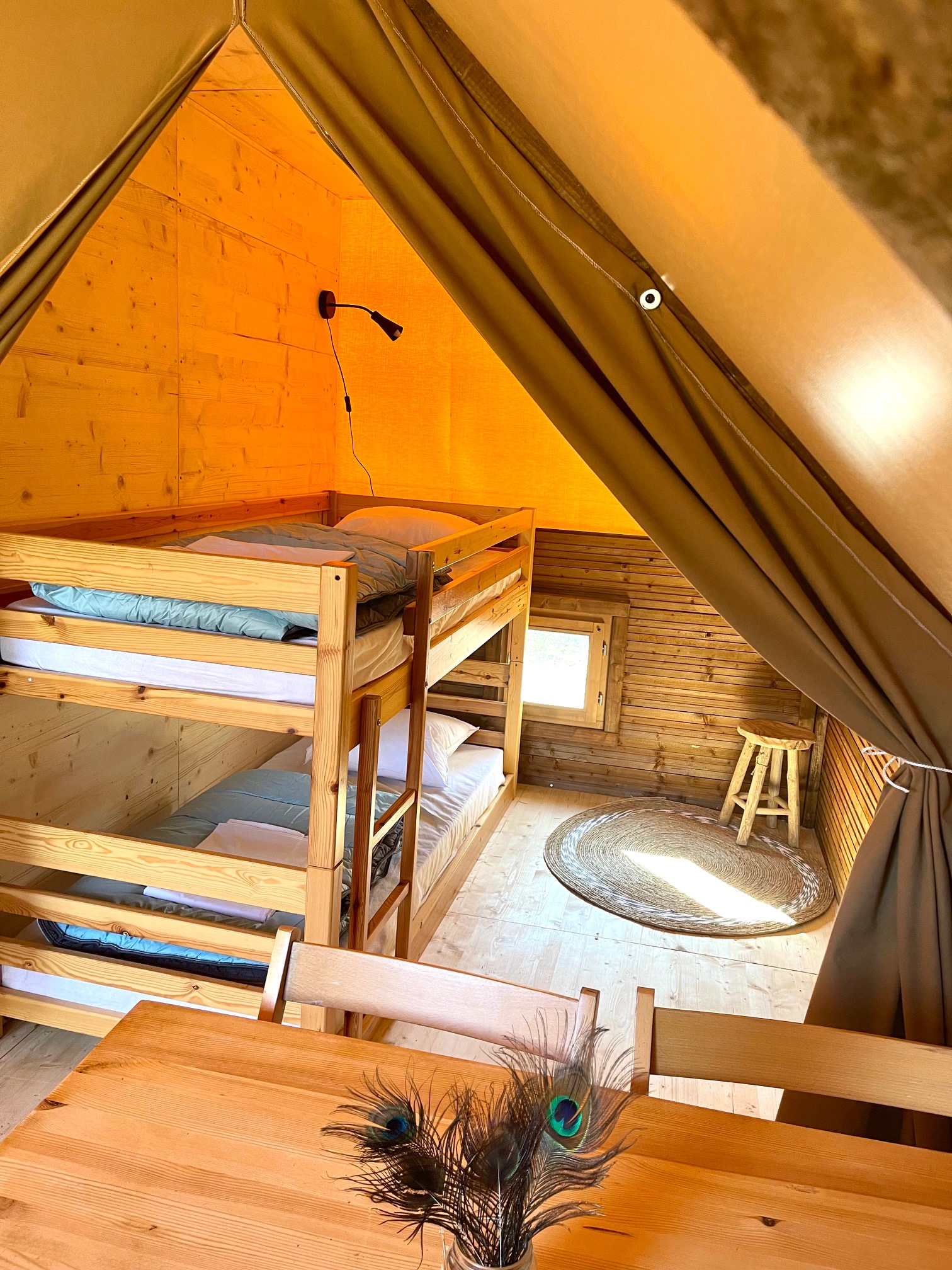 image0 (17) Tente lodge en bois avec lits superposés et décoration chaleureuse en Auvergne-Rhône-Alpes.