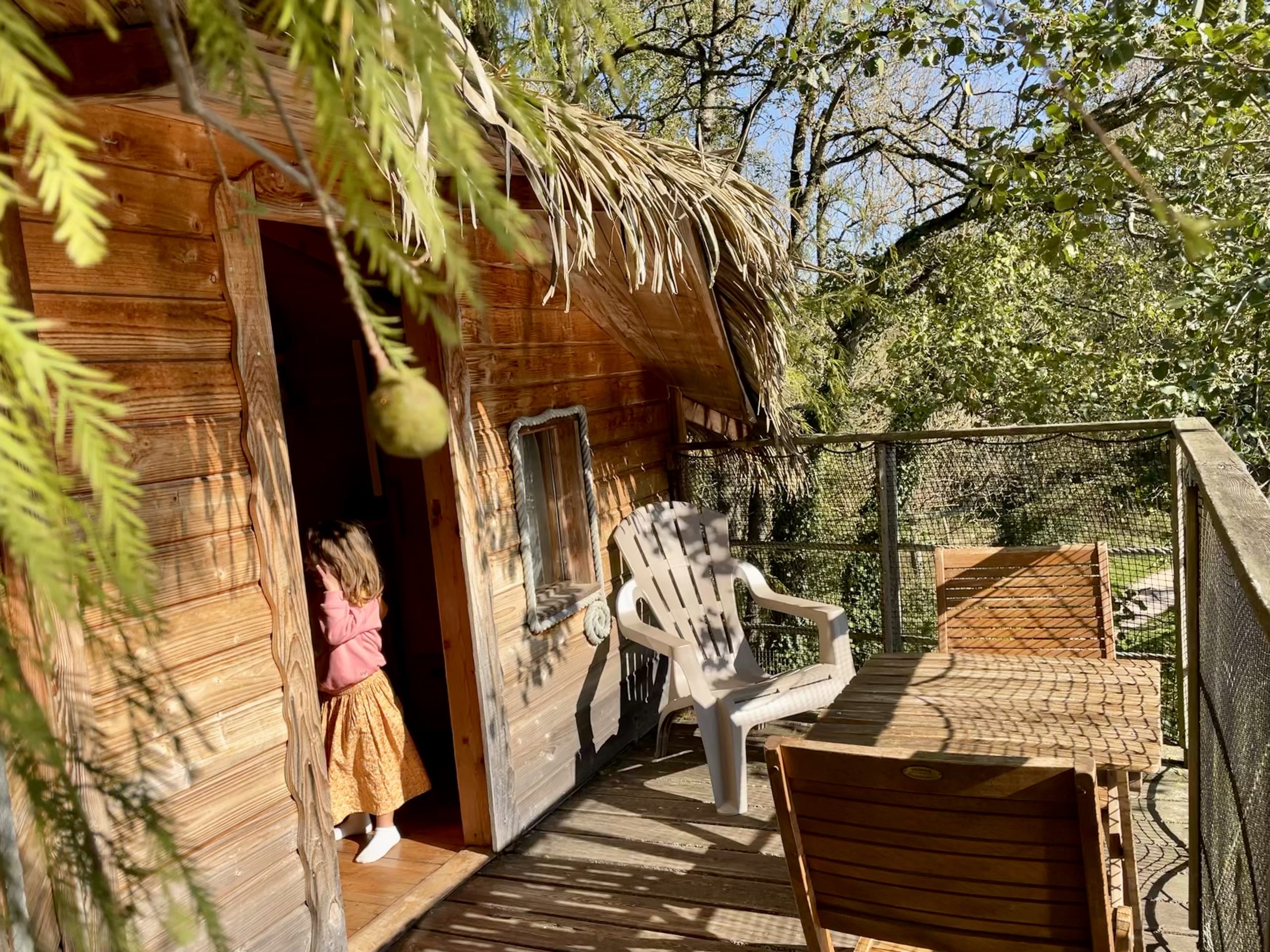 terrasse Ecureuil Cabane en bois perchée avec terrasse, entourée de verdure en Auvergne-Rhône-Alpes.