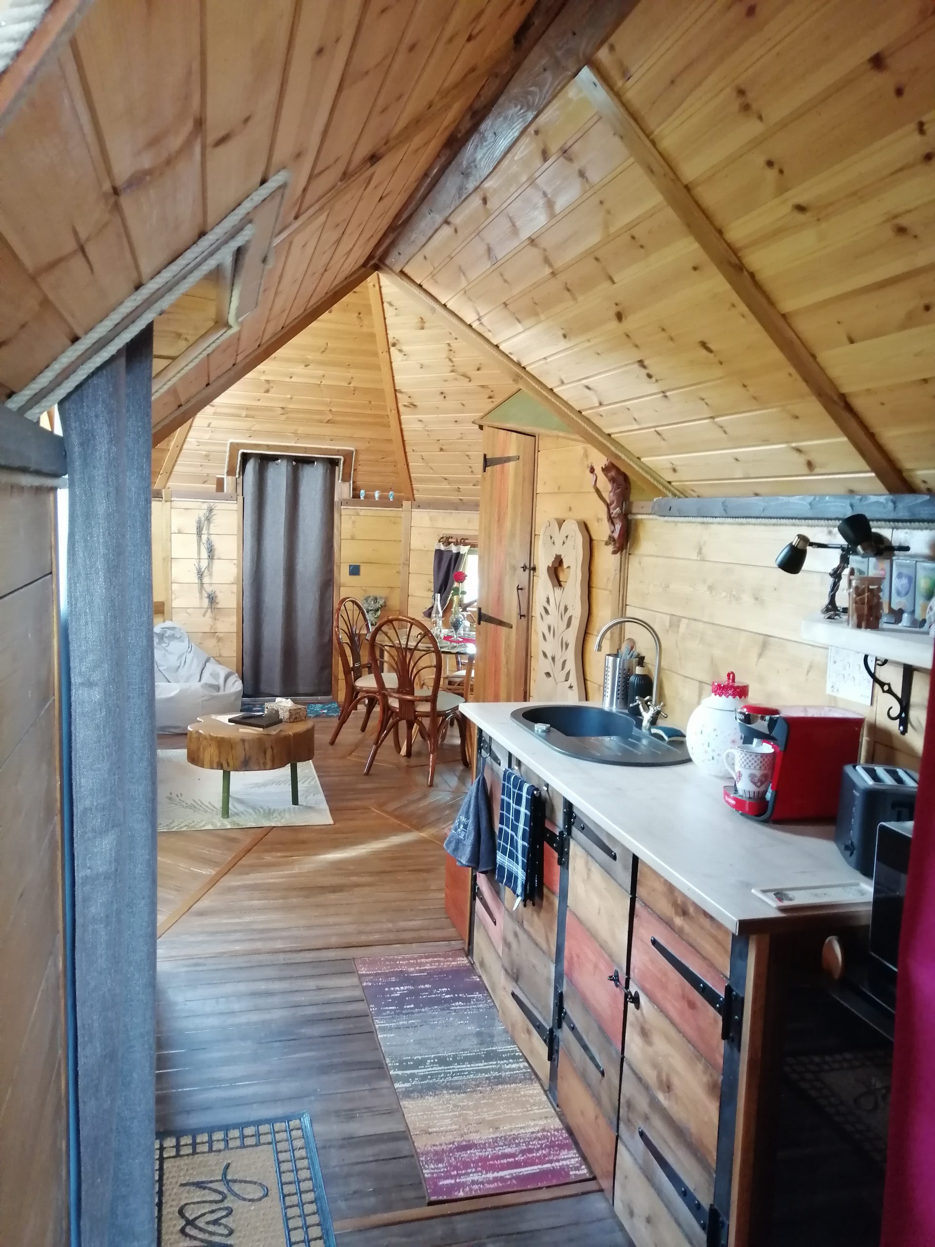 vue-couloir-vers-salon-scaled Cabane en bois cosy avec intérieur chaleureux et cuisine équipée.