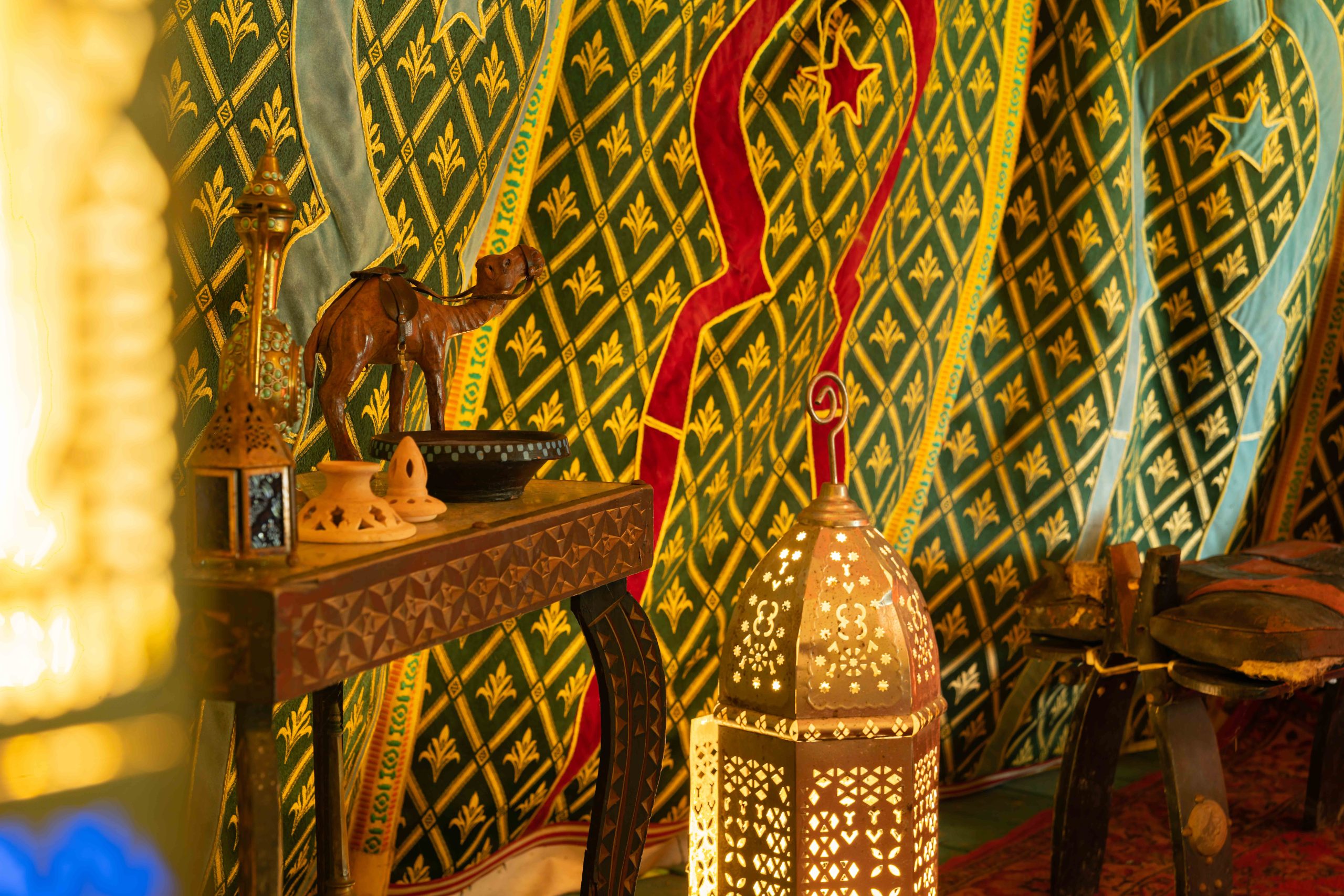 Au-Bonheur-Nomade-Tente-Caidale-Marocaine-Interieur-3-3mo-scaled