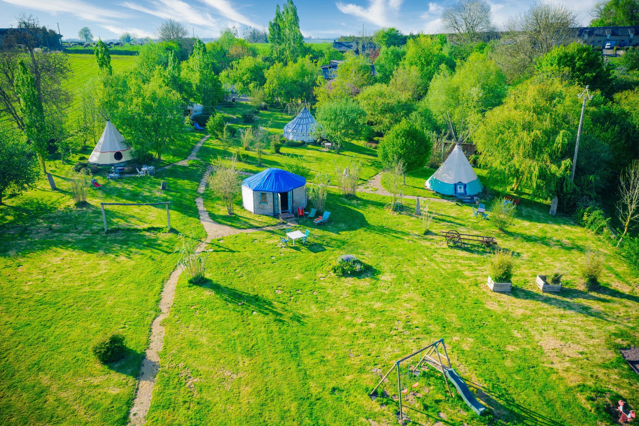 Au-Bonheur-Nomade-Vue-Ensemble-Parc-scaled