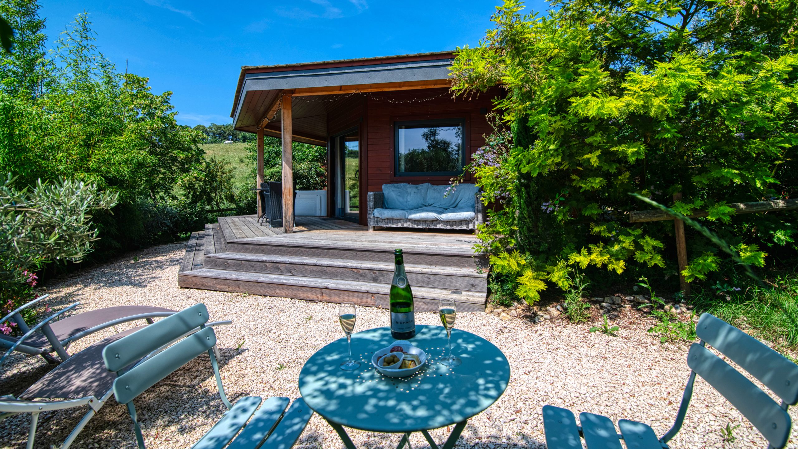 Cabane Bien-être du Potager 4 Cabane en bois à Languedoc-Roussillon, avec terrasse et verdure environnante.