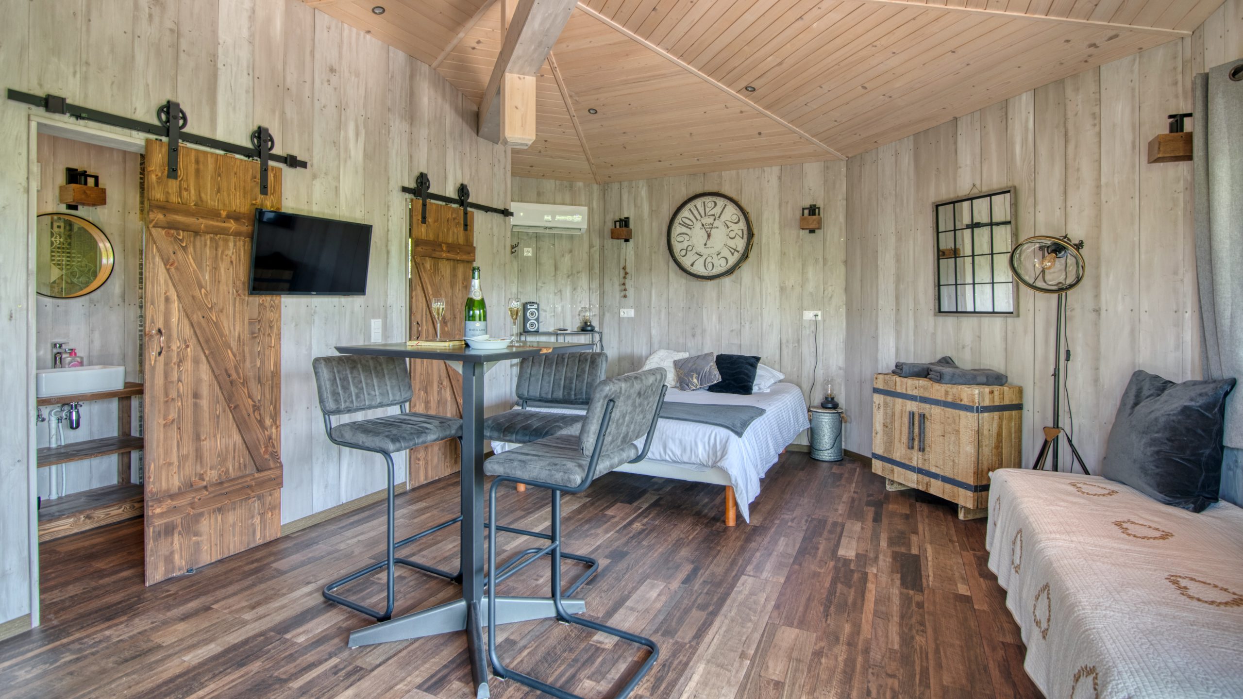 Cabane Bien-être du Potager Hébergement insolite en bois à Languedoc-Roussillon, intérieur moderne et chaleureux.