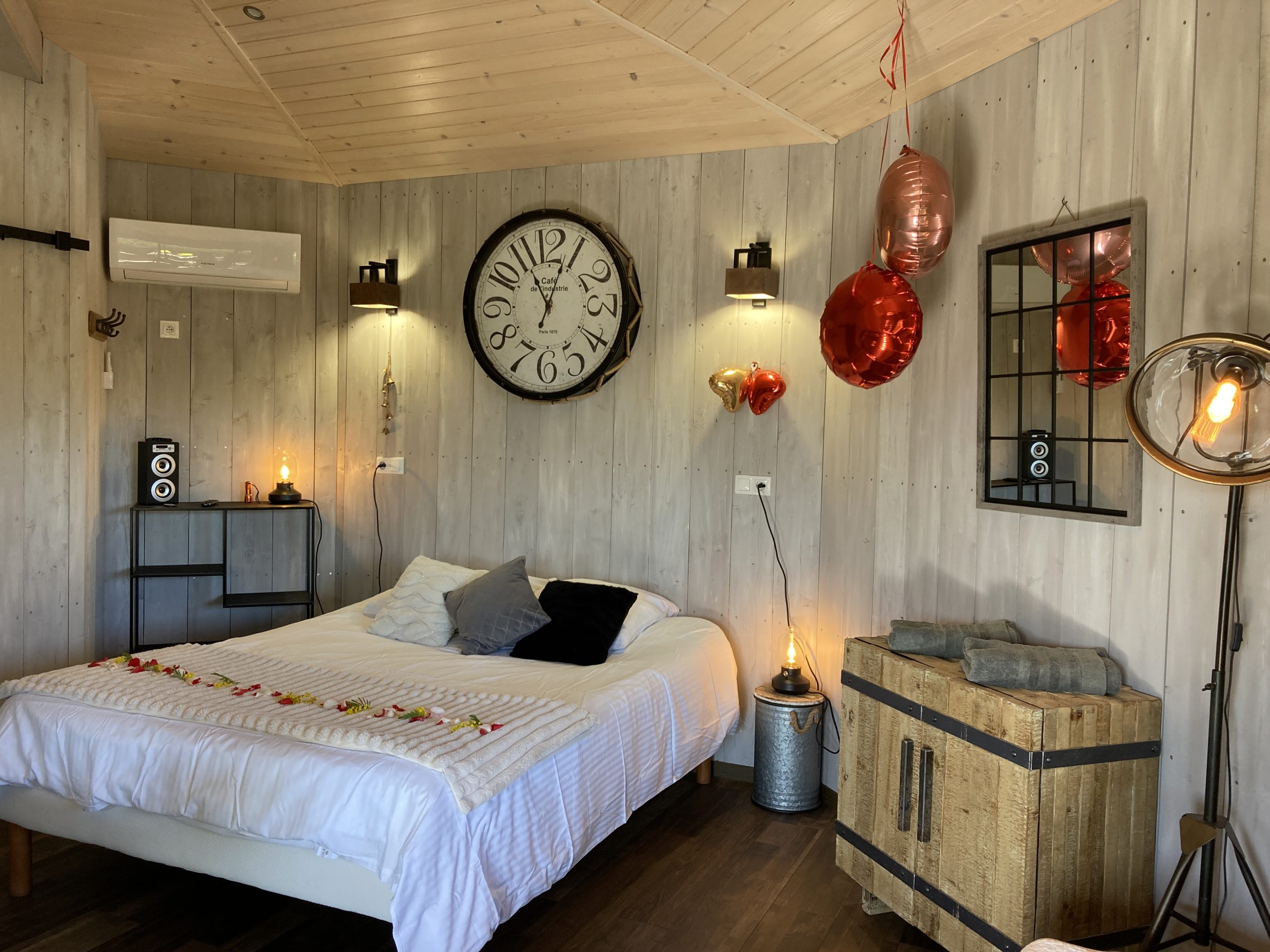 Décoration romantique Cabane du potager Chalet romantique en Languedoc-Roussillon, décoré avec des ballons et une horloge vintage.