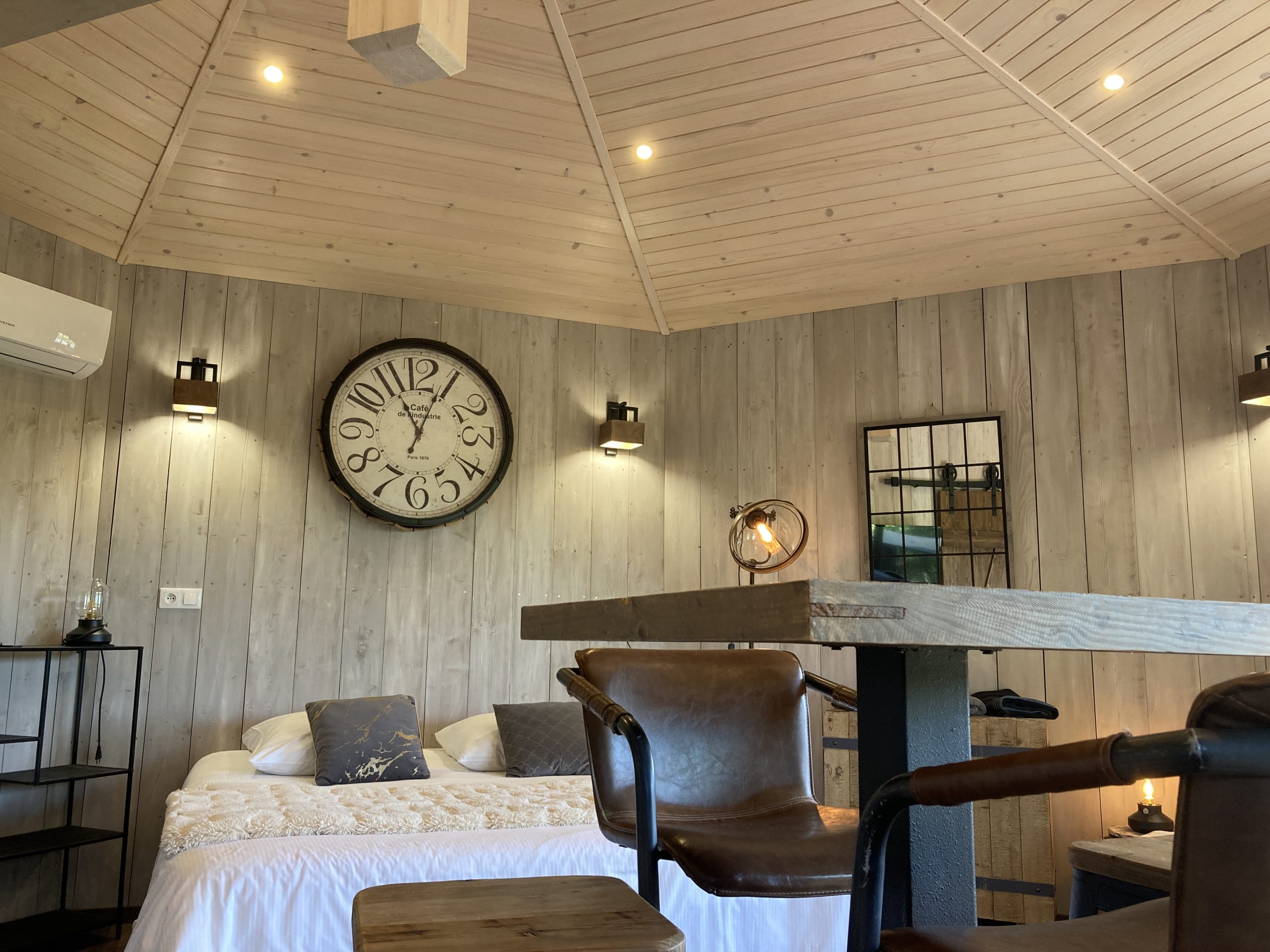 IMG_0876 Hébergement insolite en bois à Languedoc-Roussillon, avec un grand horloge murale.