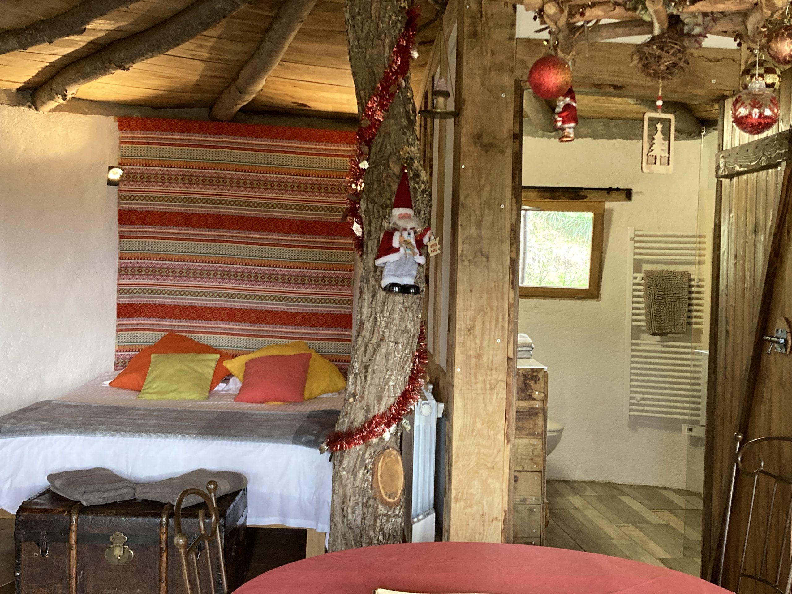 IMG_1564 Cabane en bois dans le Languedoc-Roussillon, décorée avec des éléments festifs.