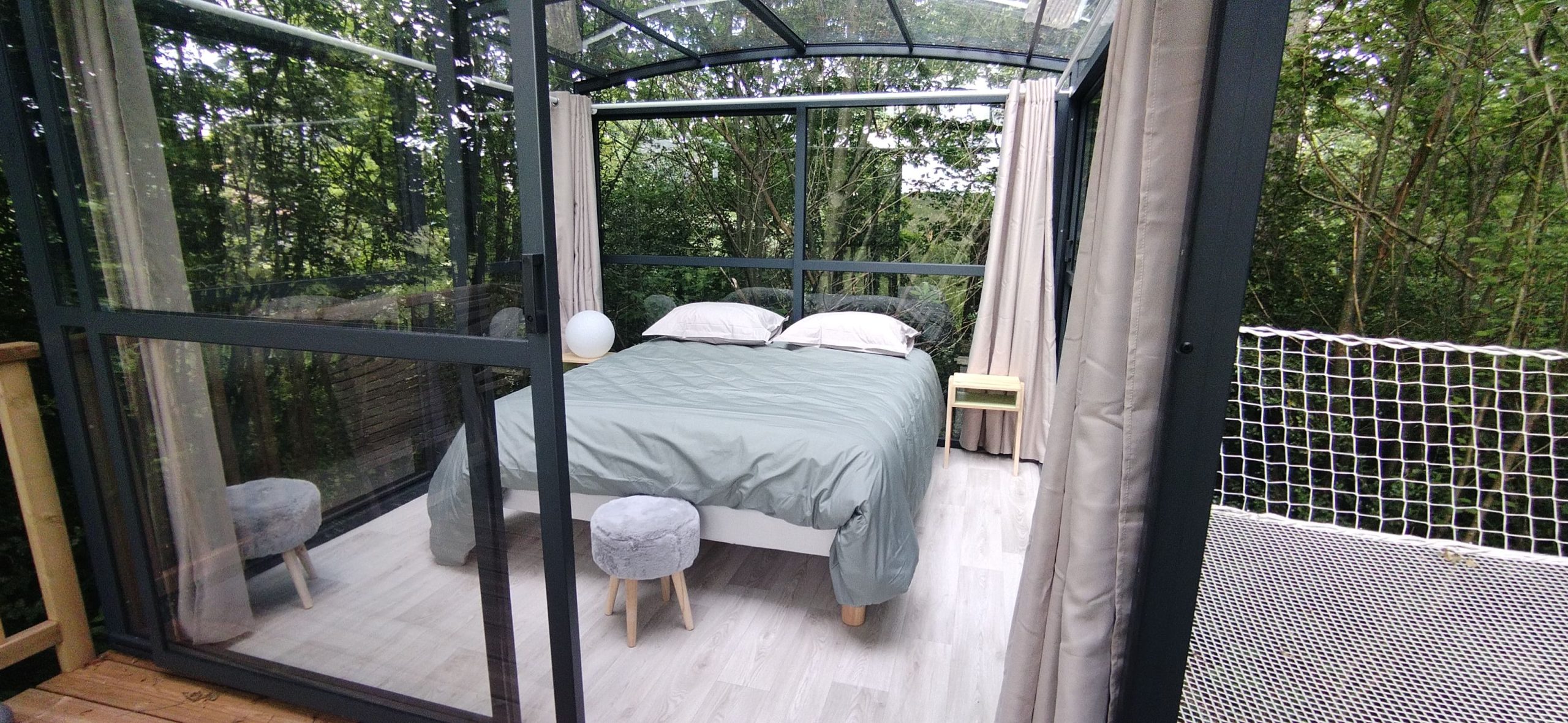 IMG_20240525_183147 Chambre en verre suspendue, entourée de verdure, offrant une vue apaisante sur la nature.