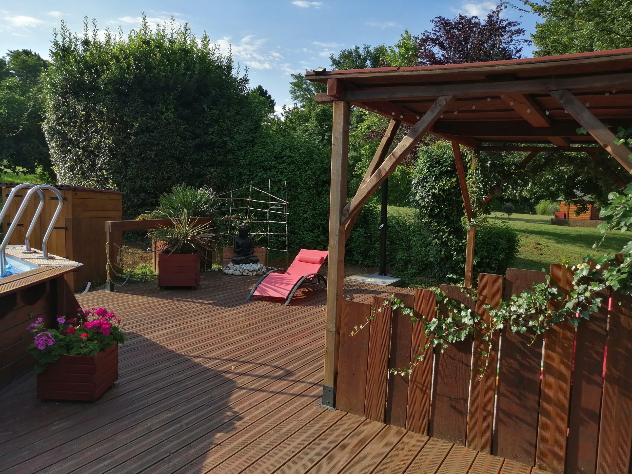 IMG_20240711_091153 Hébergement insolite en Midi-Pyrénées avec terrasse en bois et piscine.