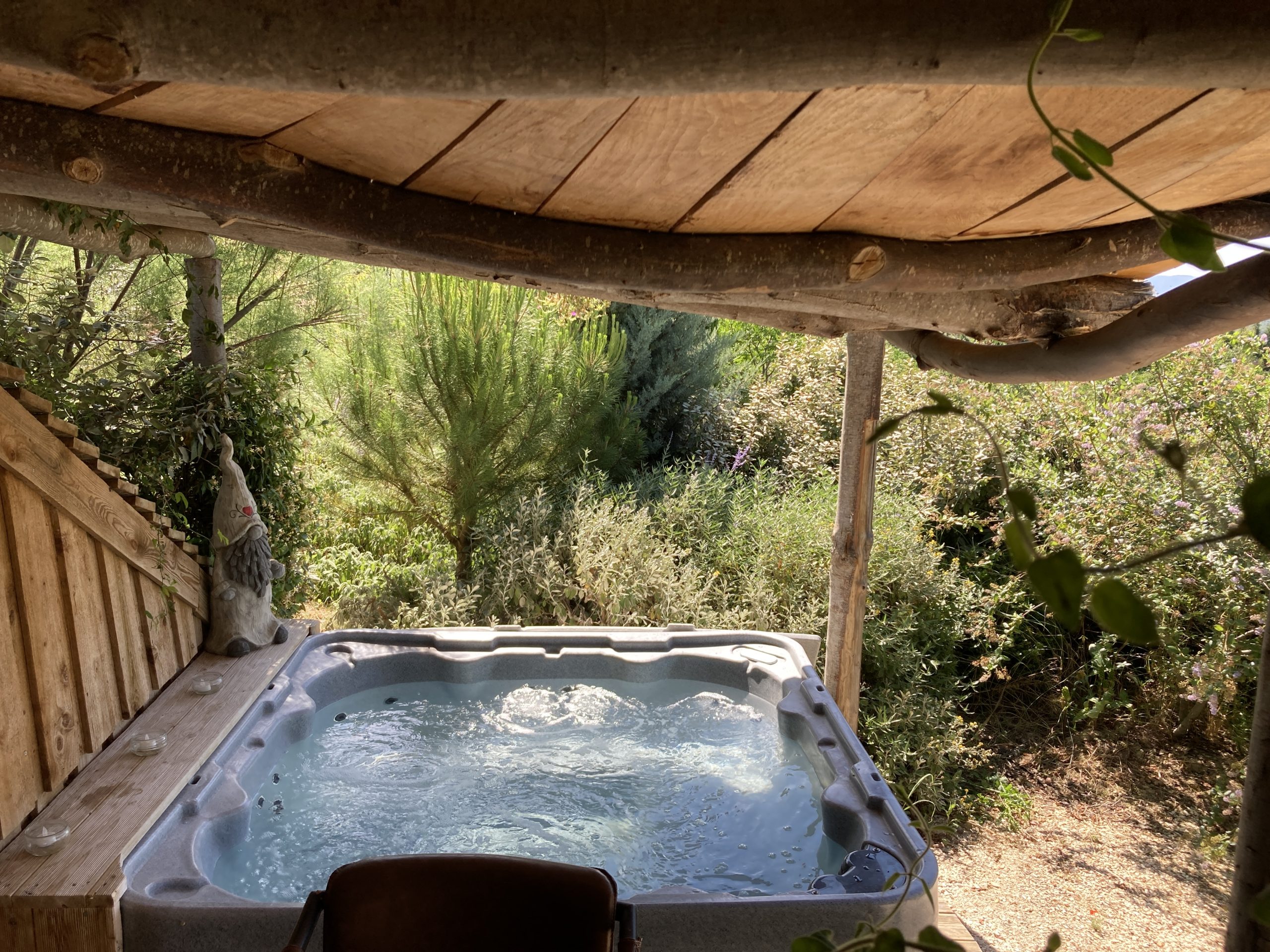 IMG_4388 Hébergement insolite en Languedoc-Roussillon avec jacuzzi sous un toit en bois naturel.