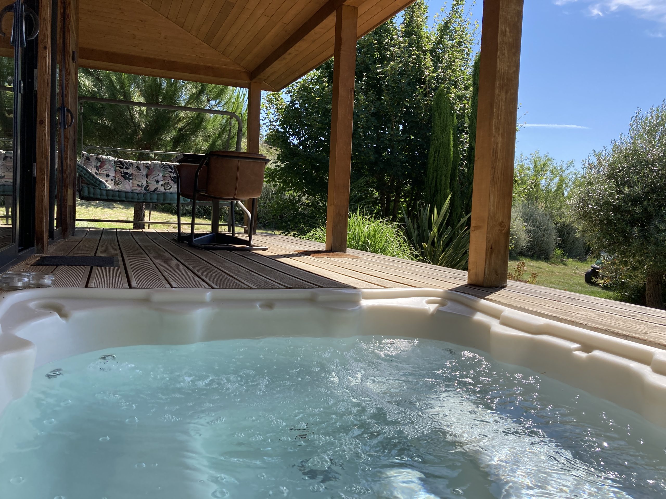 IMG_4395 Hébergement insolite en Languedoc-Roussillon avec jacuzzi et terrasse en bois.