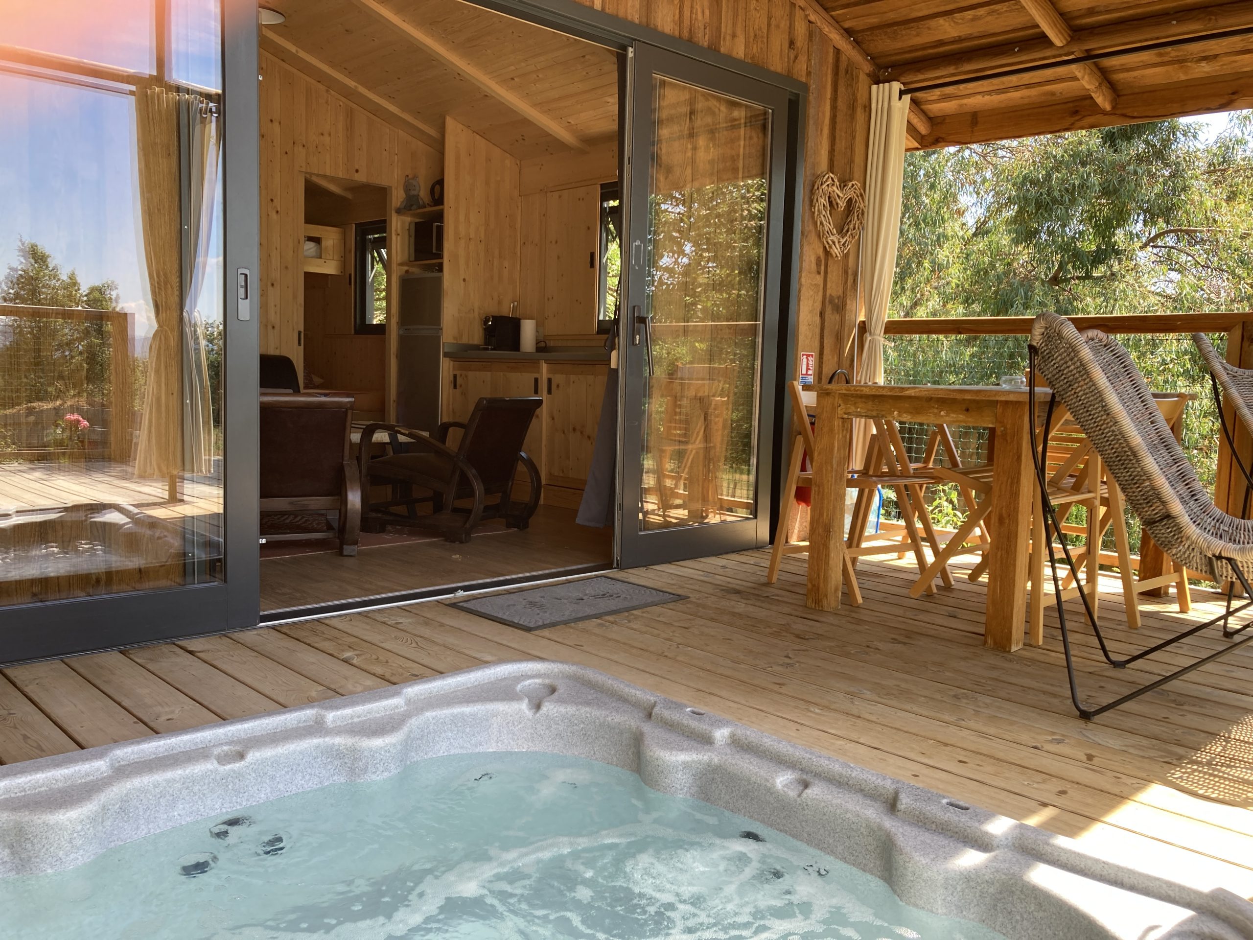 IMG_4426 Cabane en bois avec jacuzzi sur la terrasse, vue sur la nature en Languedoc-Roussillon.