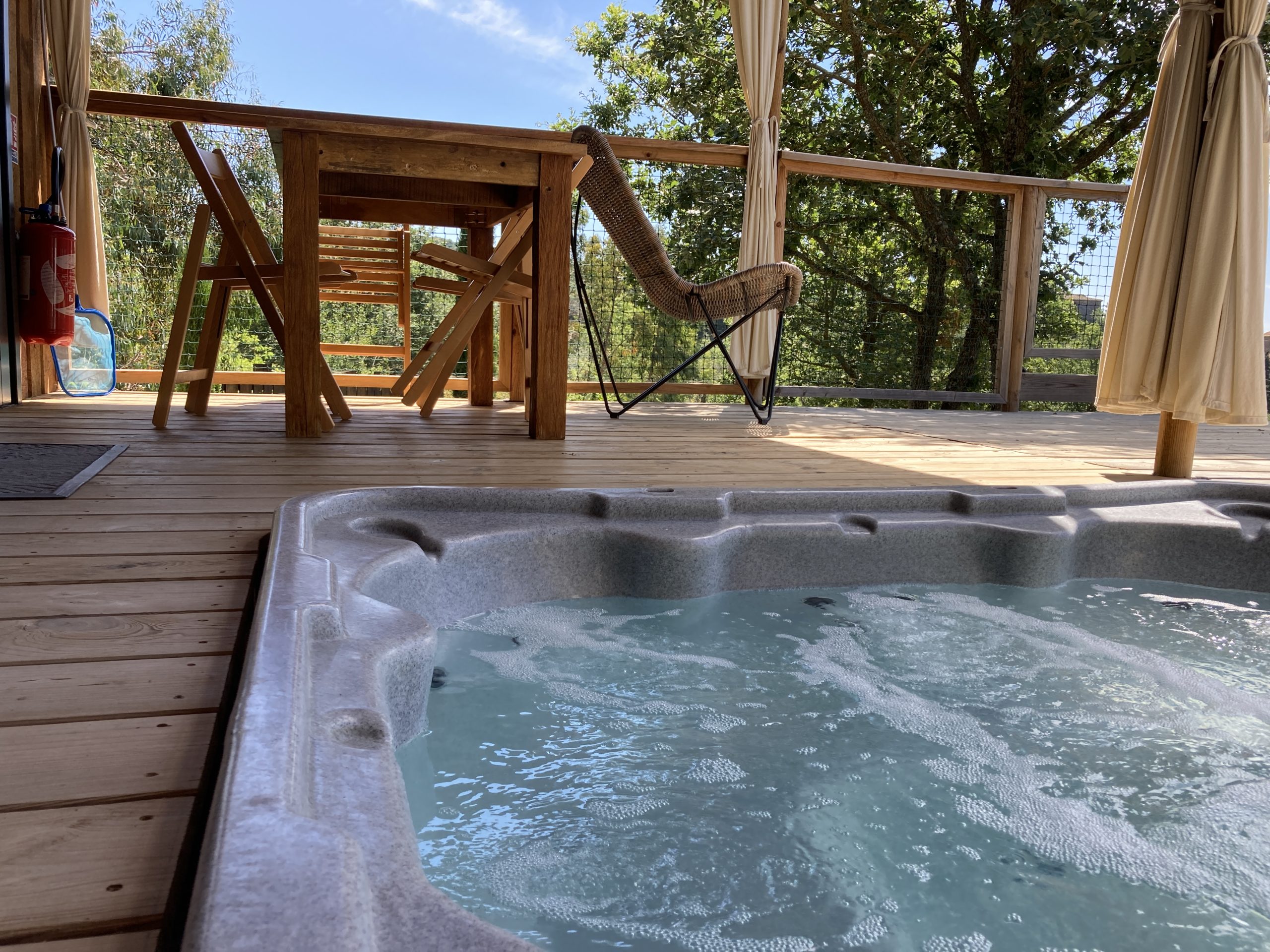 IMG_4428 Cabane perchée en Languedoc-Roussillon avec jacuzzi et terrasse en bois.