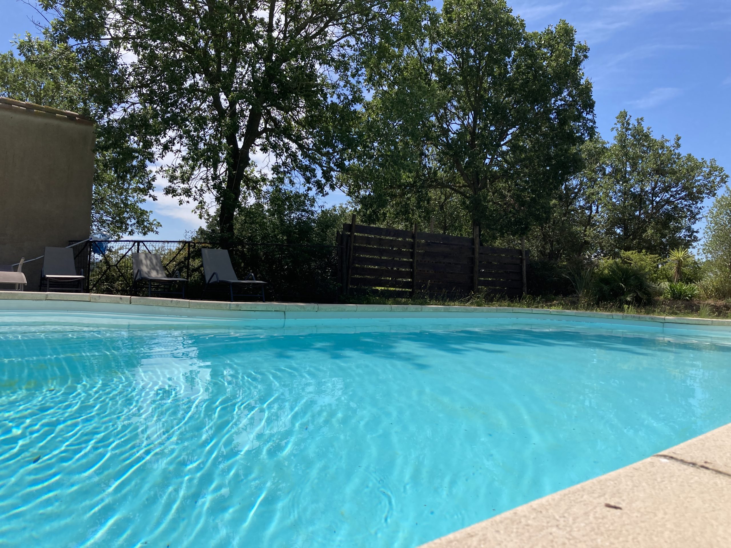 IMG_4439 Hébergement insolite en Languedoc-Roussillon avec piscine et verdure environnante.