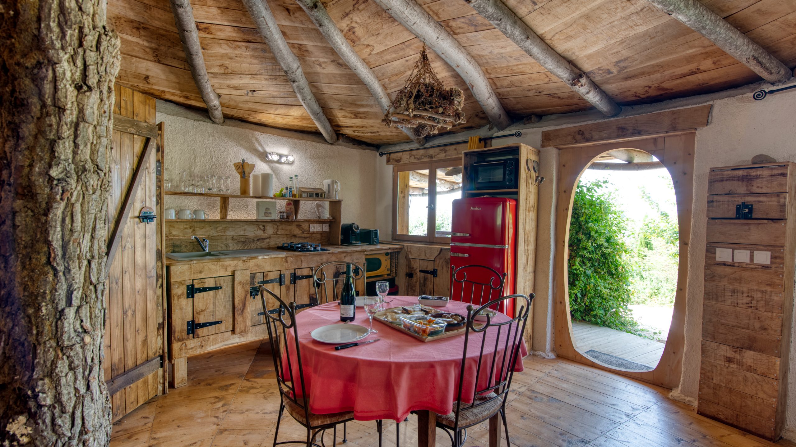 Maison de hobbit 3 Cabane en bois au Languedoc-Roussillon, avec un intérieur chaleureux et une vue accueillante.