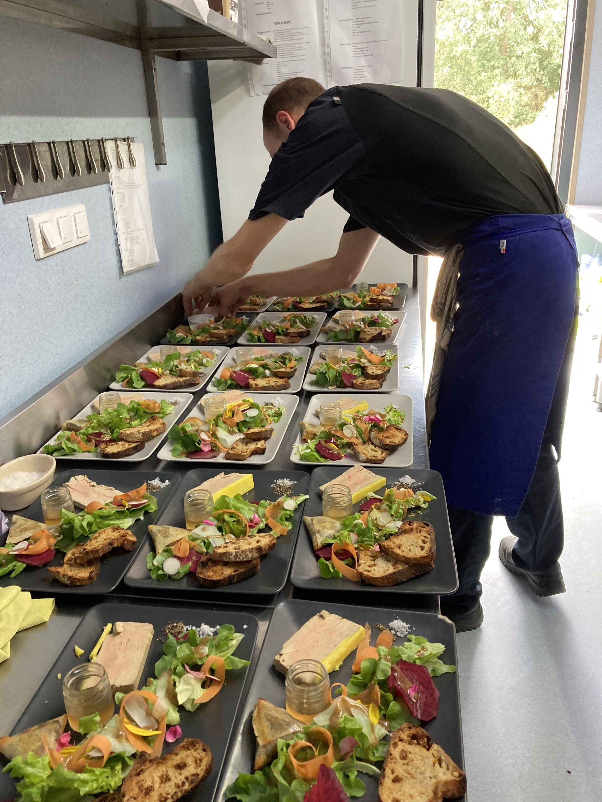 Restaurant Trésors de campagne 5 Hébergement insolite en Languedoc-Roussillon : repas préparés avec soin sur assiettes élégantes.