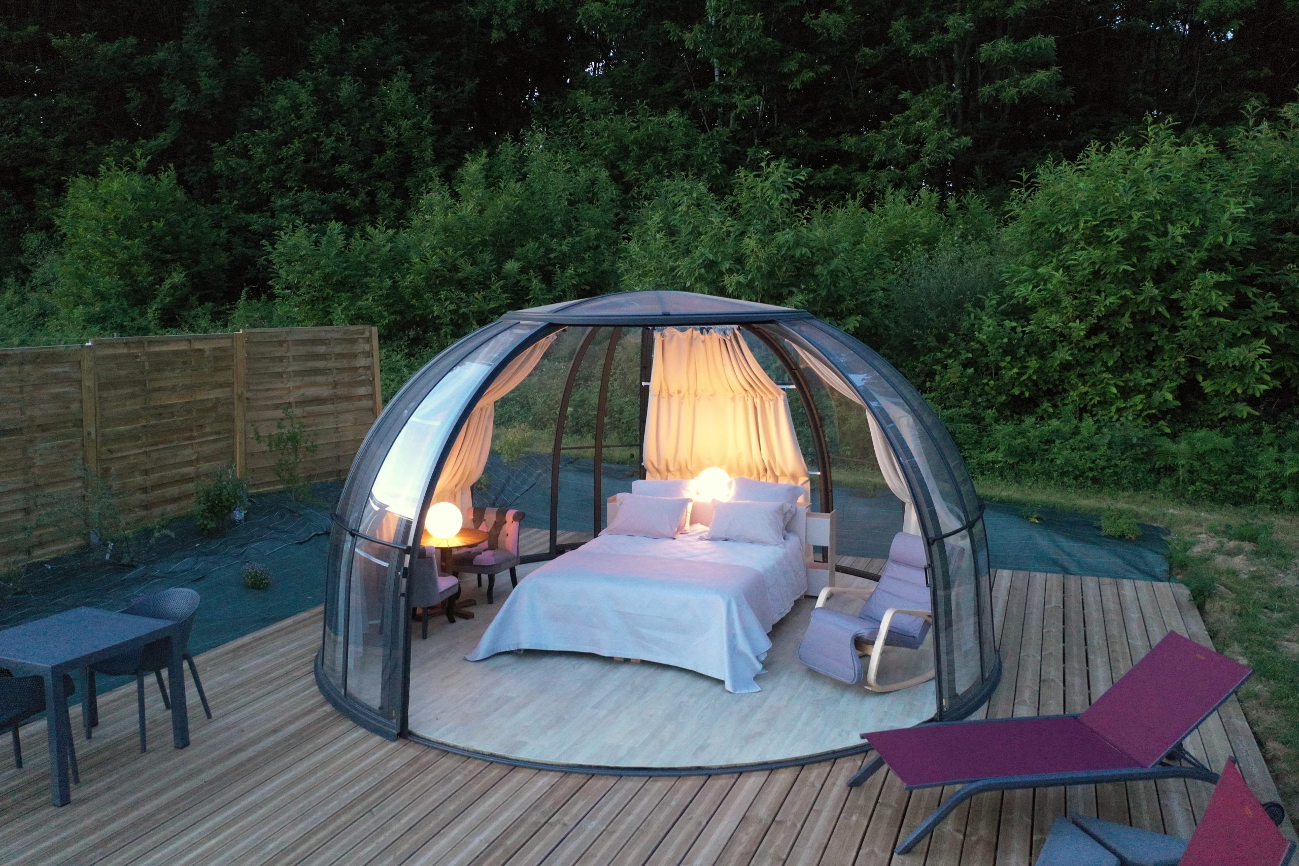 ©J.Estrade-Spirubulle-025 Dôme transparent avec lit douillet, entouré de verdure à Midi-Pyrénées.