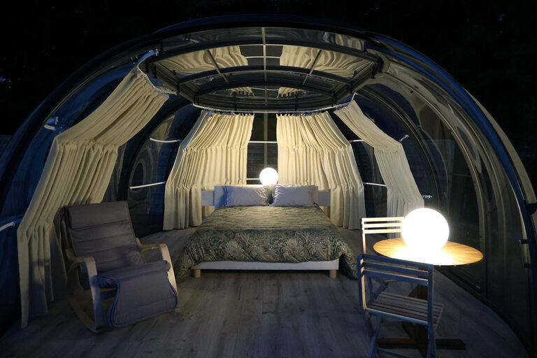 ©J.Estrade-Spirubulle-027 Hébergement insolite en bulle à Midi-Pyrénées, avec lit douillet et éclairage moderne.