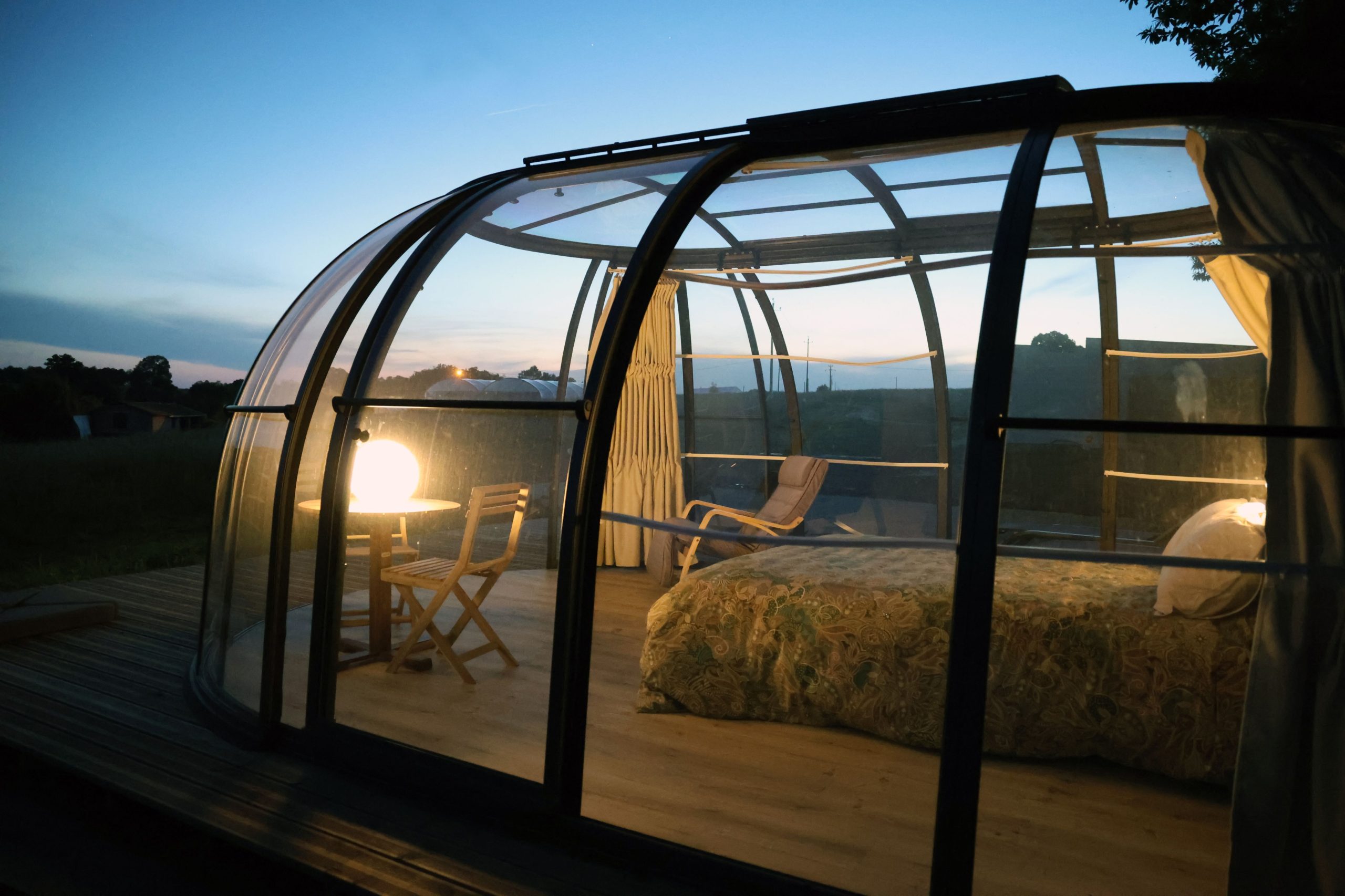 ©J.Estrade-Spirubulle-029 Hébergement insolite en bulle transparente, offrant une vue nocturne sur la nature.