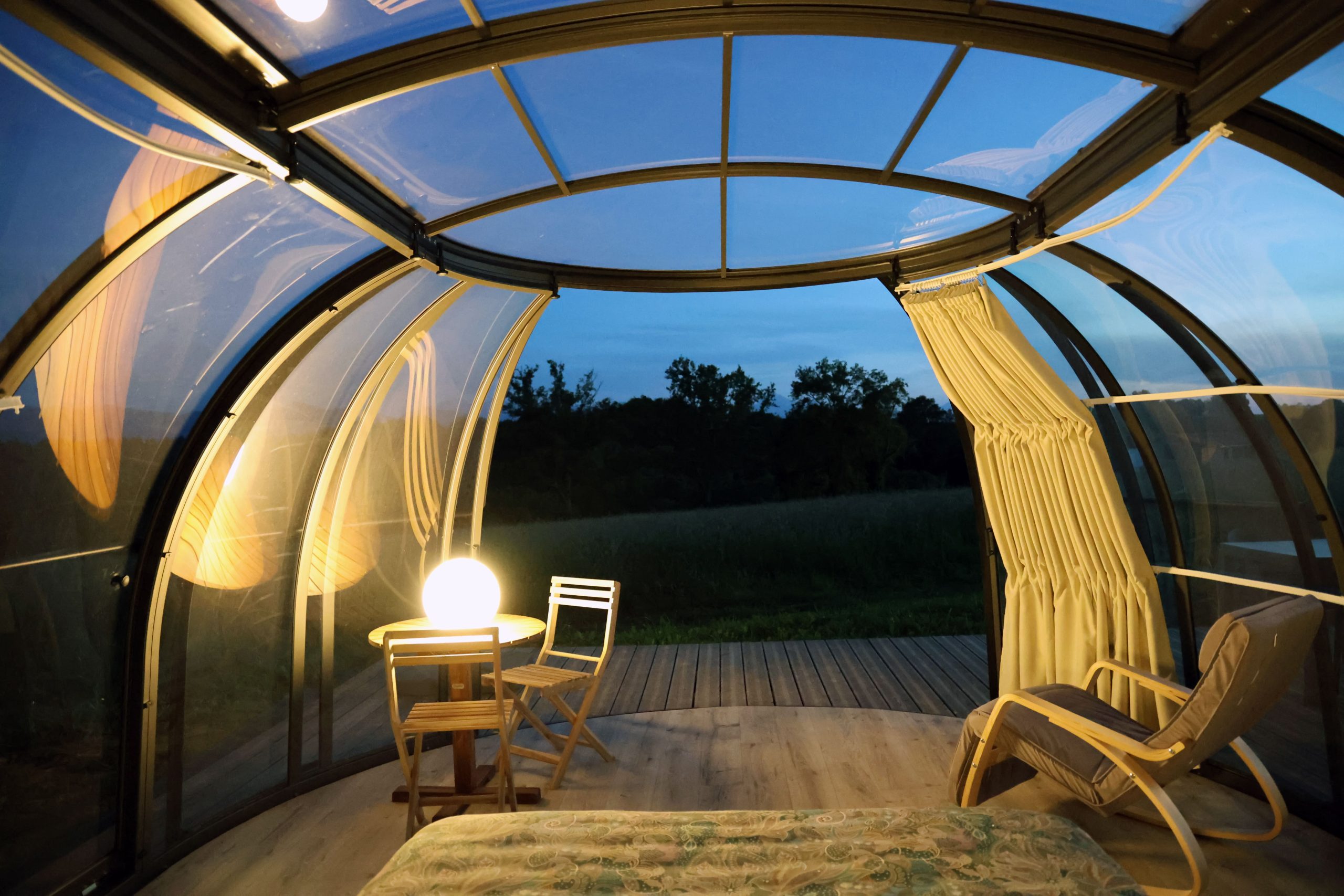 ©J.Estrade-Spirubulle-030 Hébergement insolite en bulle transparente, vue sur la nature au crépuscule.