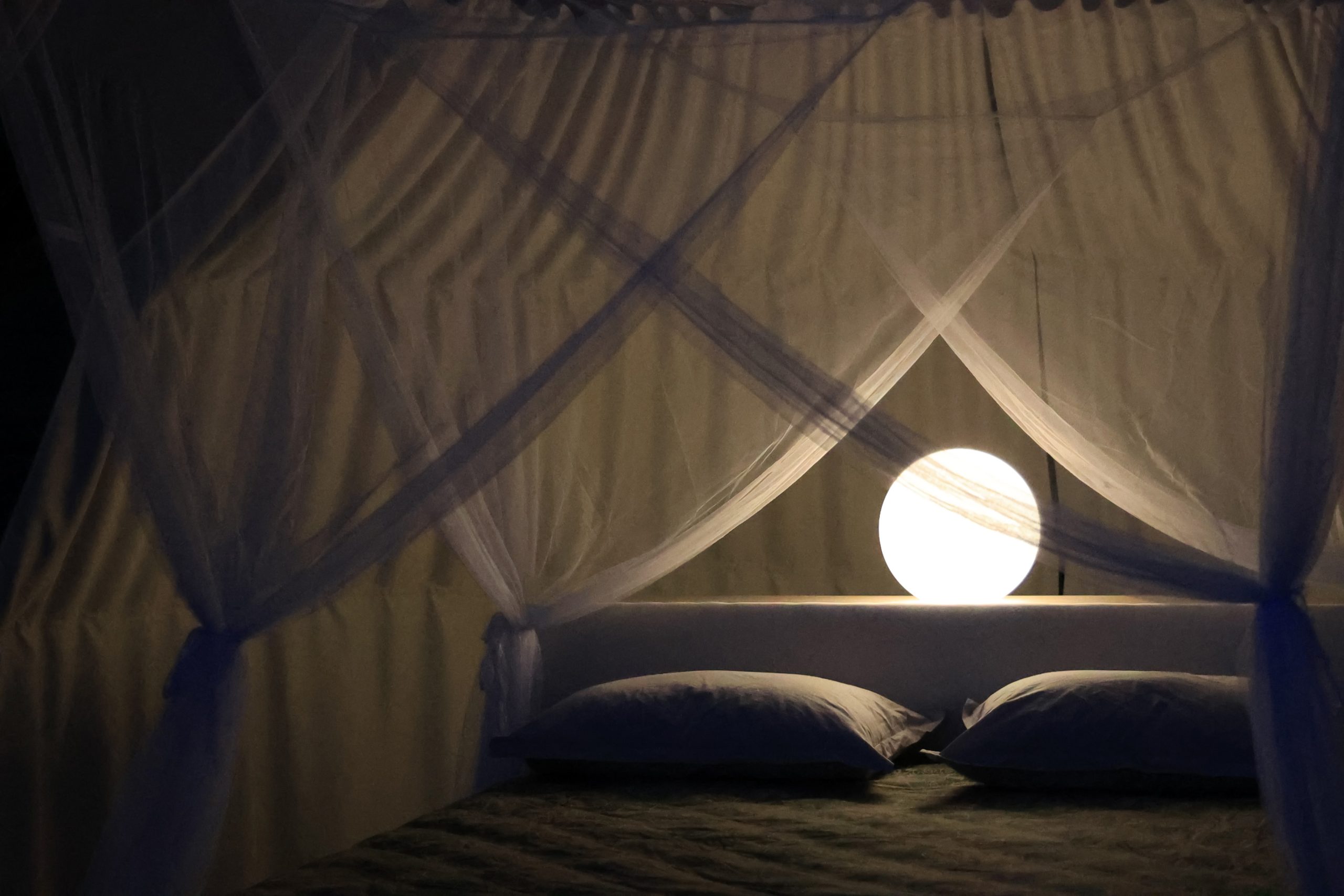 ©J.Estrade-Spirubulle-042 Chambre romantique en cabane, éclairée par une douce lumière sphérique.