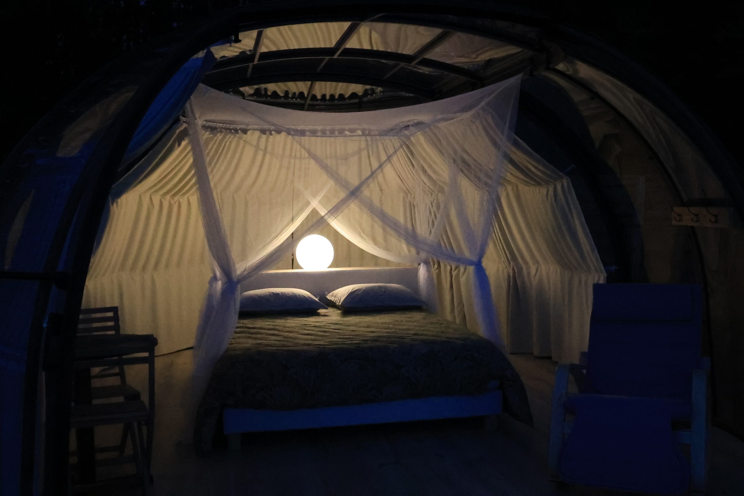 ©J.Estrade-Spirubulle-043 Hébergement insolite en Midi-Pyrénées : bulle transparente avec lit romantique et lumière douce.