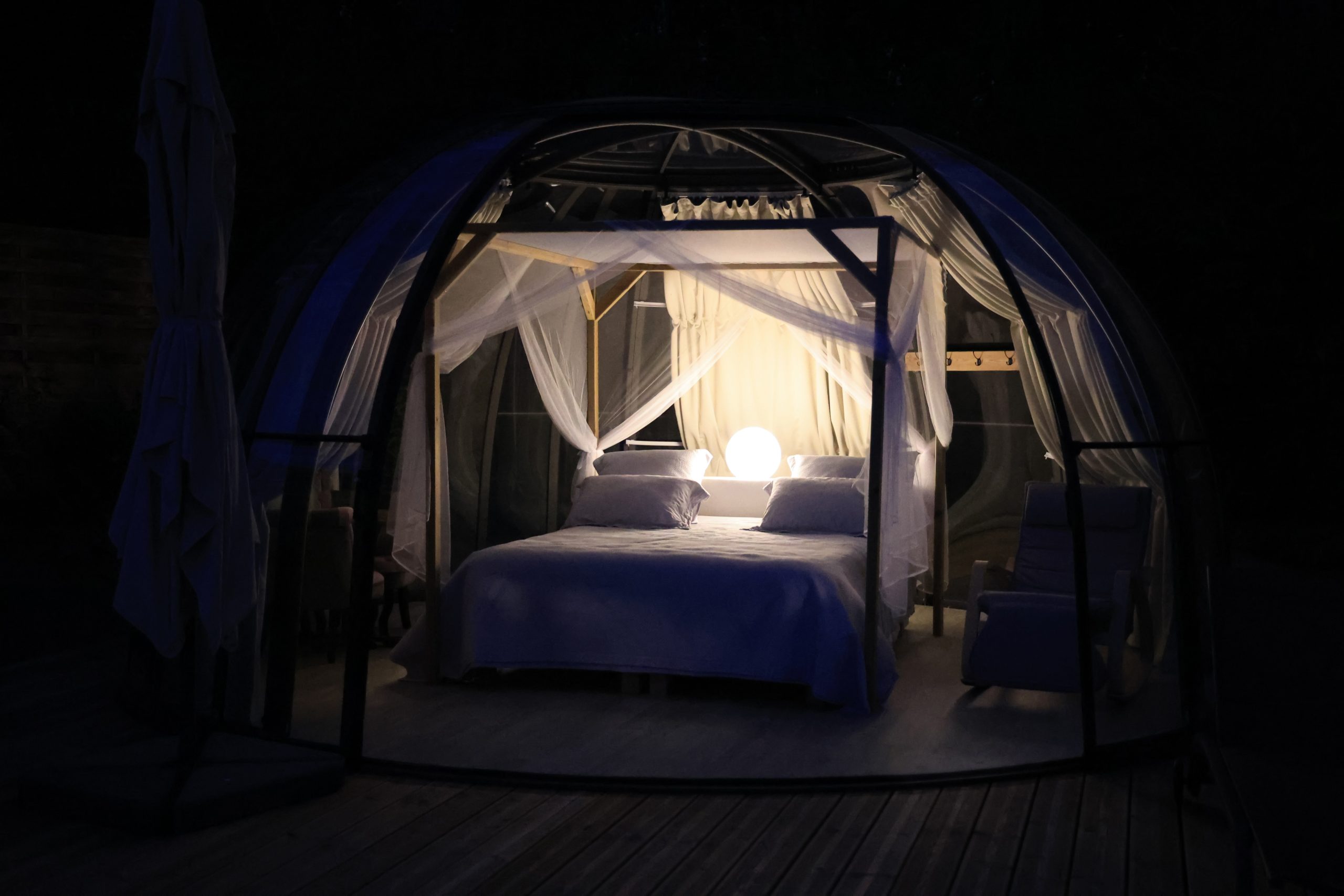 ©J.Estrade-Spirubulle-047 Hébergement insolite en bulle transparente, lit romantique éclairé par une douce lumière.