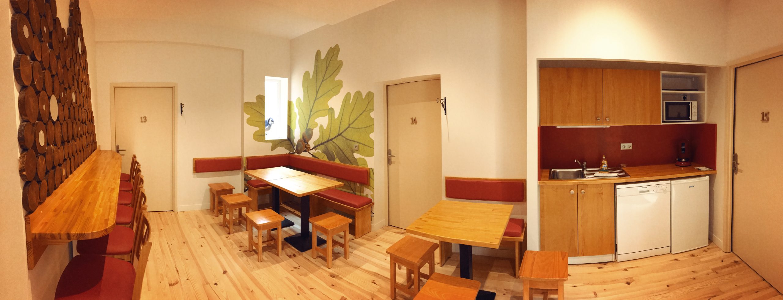 Drion Hébergement insolite en Nouvelle-Aquitaine, intérieur chaleureux avec bois et cuisine équipée.