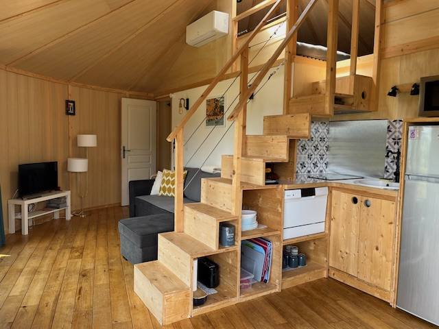 IMG_6938 Cabane moderne en bois avec mezzanine et coin cuisine, ambiance chaleureuse.