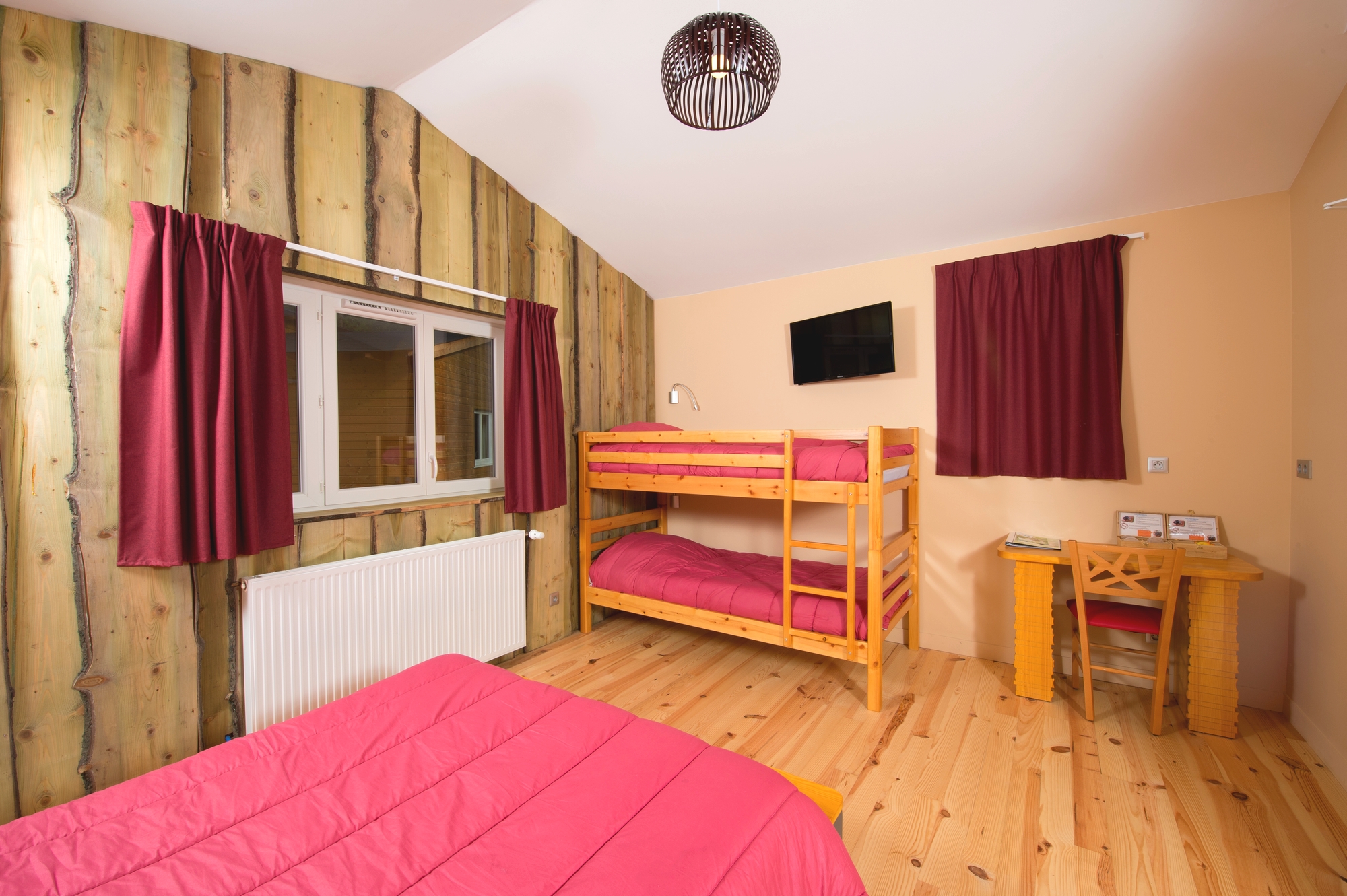 N-¦-27 Chalet en bois avec lits superposés et décoration chaleureuse à Nouvelle-Aquitaine.