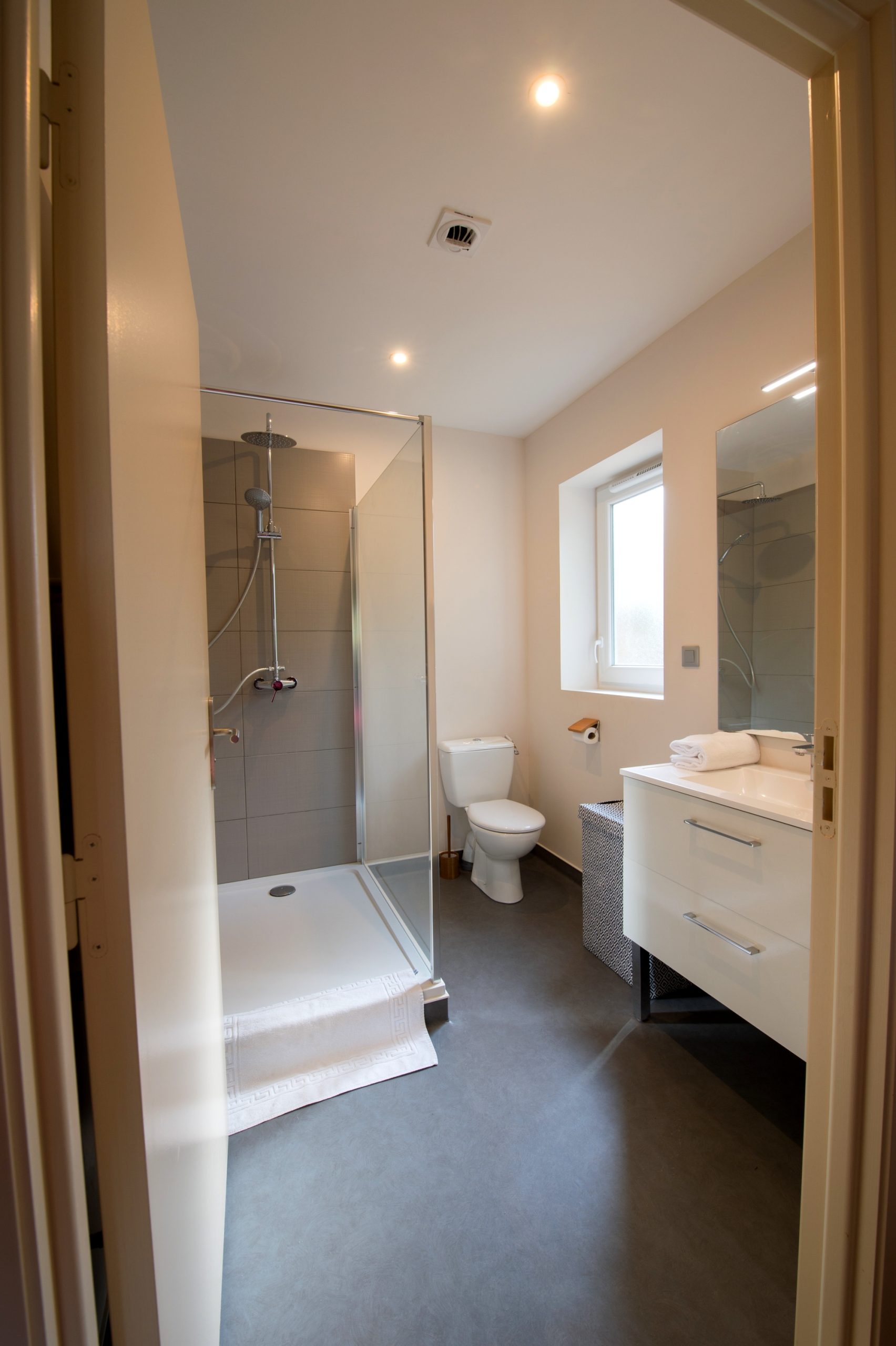 N-¦-29 Salle de bain moderne dun hébergement insolite en Nouvelle-Aquitaine, avec douche spacieuse.