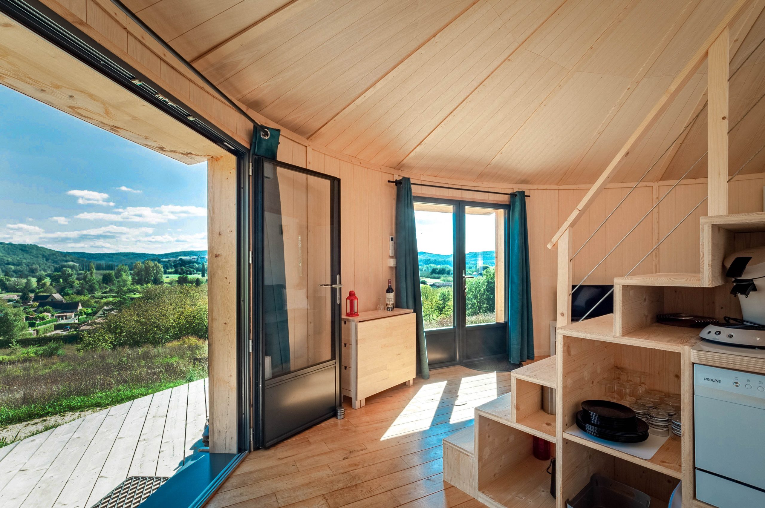 Reve-en-Perigord-Cabane-insolite-vue-de-l-interieur-scaled