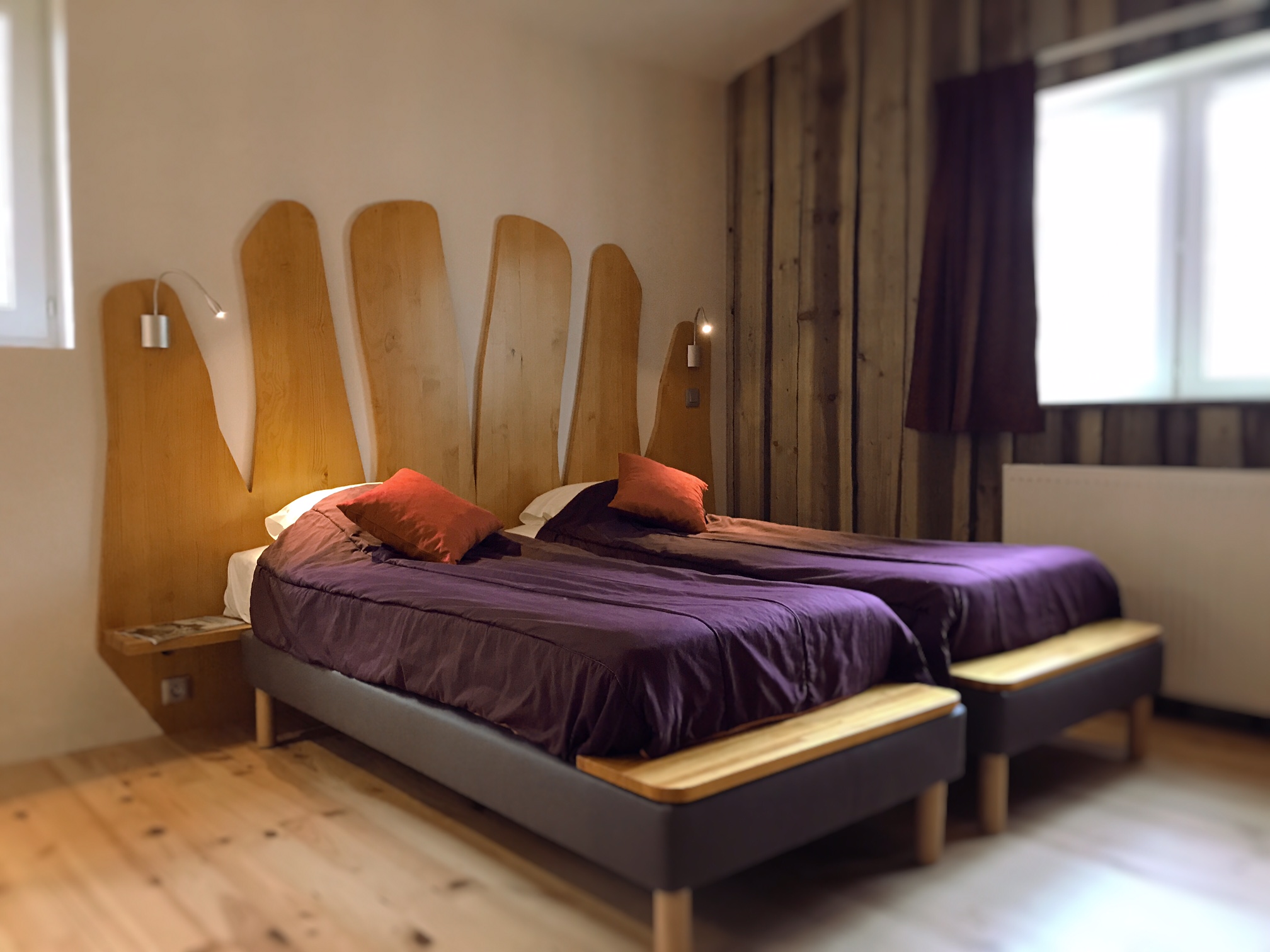 lits Chambre dhôtes moderne avec lits jumeaux et décor en bois chaleureux.