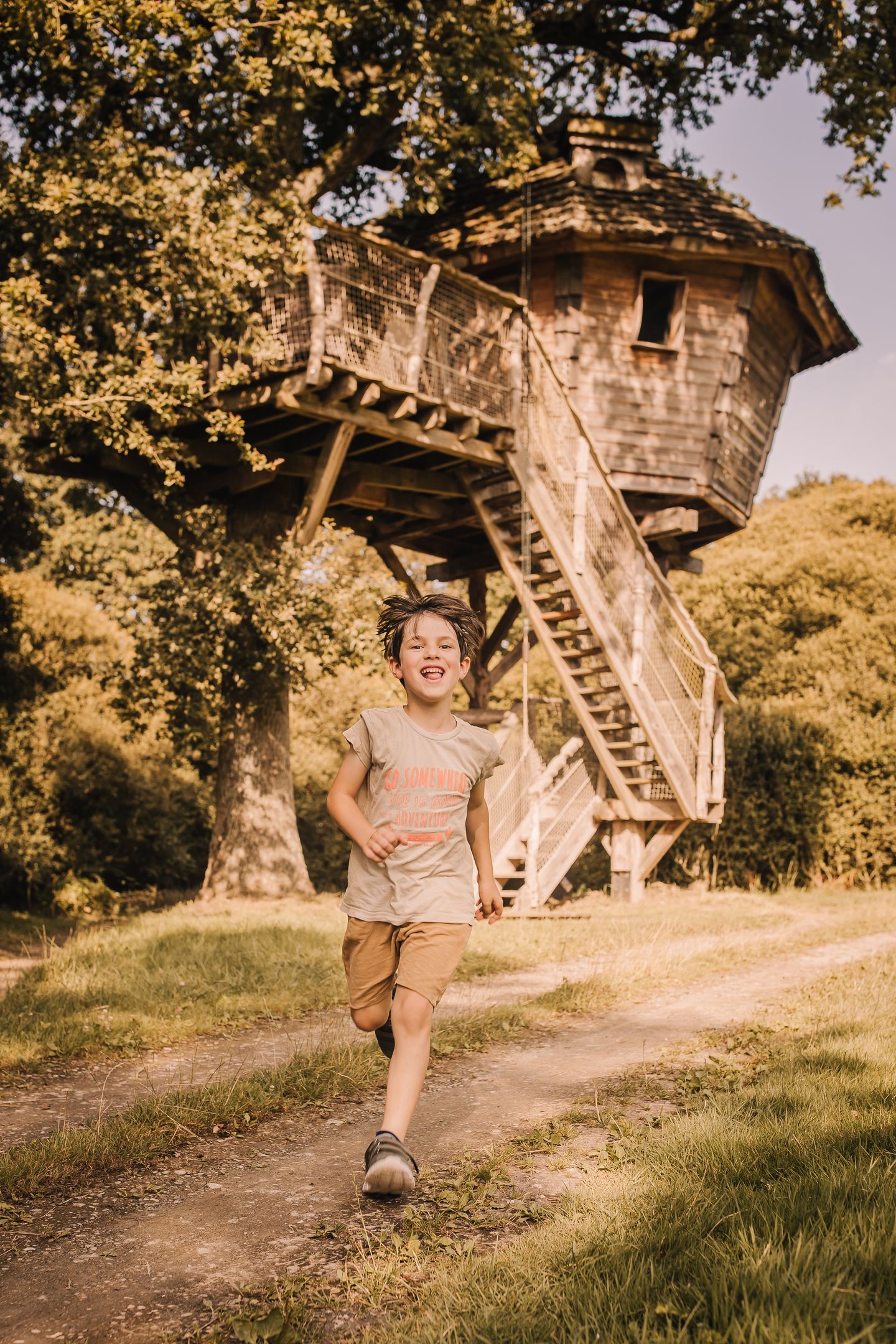 ChouetteCabane_JustineB-105 Cabane dans les arbres en Pays de la Loire, enfant joyeux courant sur le chemin.