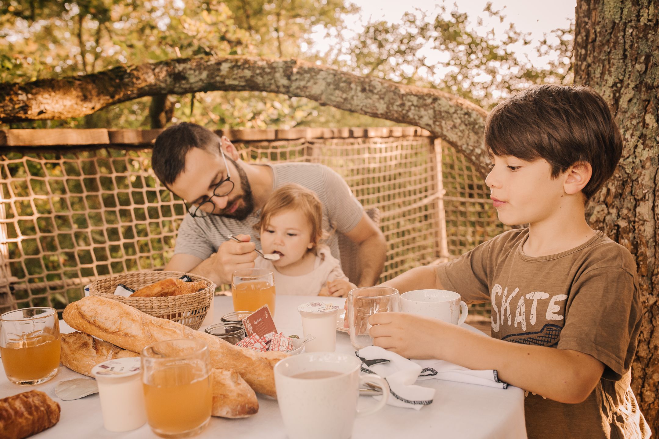 ChouetteCabane_JustineB-277 Séjour en cabane dans les arbres, petit-déjeuner en famille sous les feuillages.