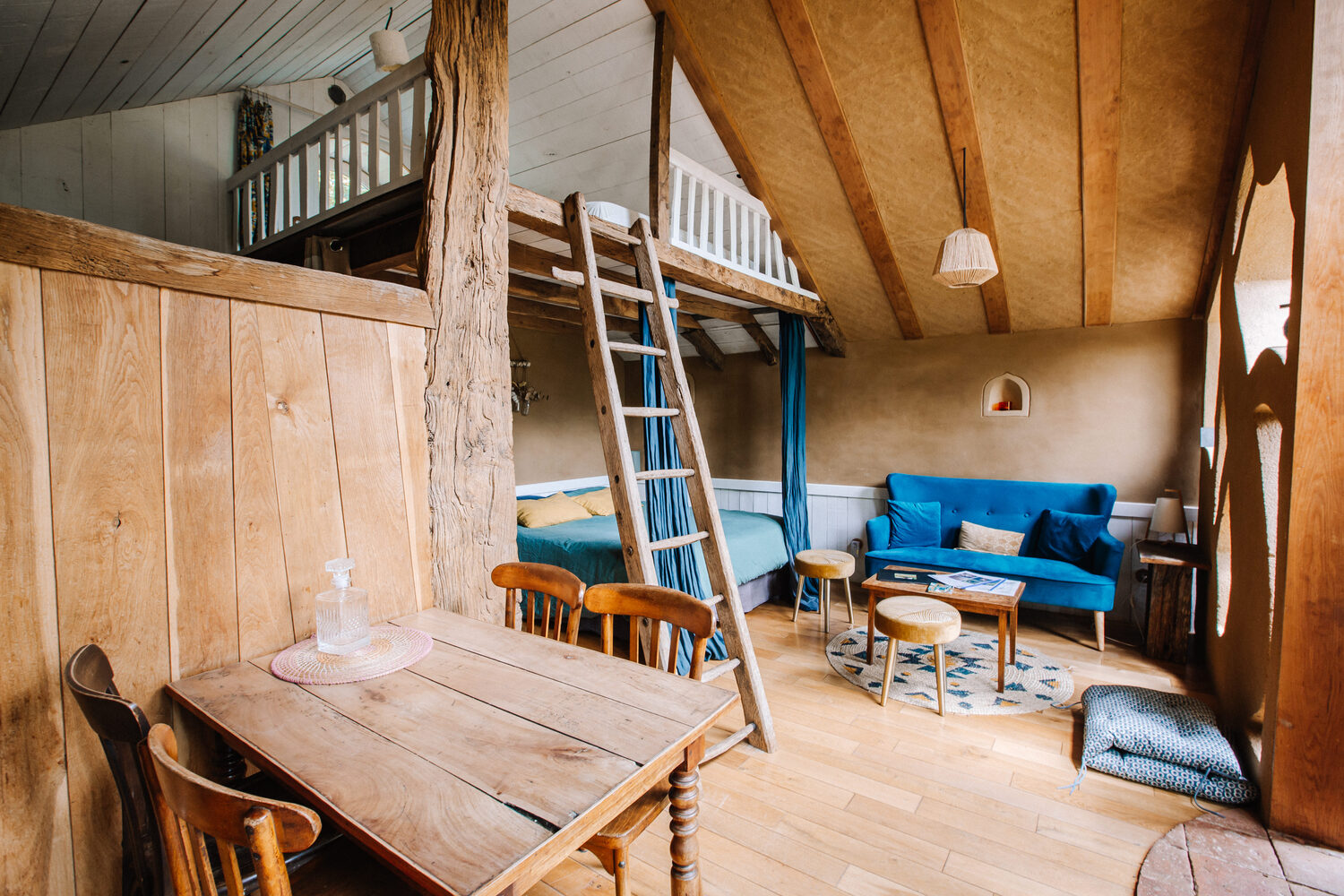 Ecolodge sous les pommiers (2) Hébergement insolite en Bretagne : charmante cabane avec mezzanine et décor en bois.
