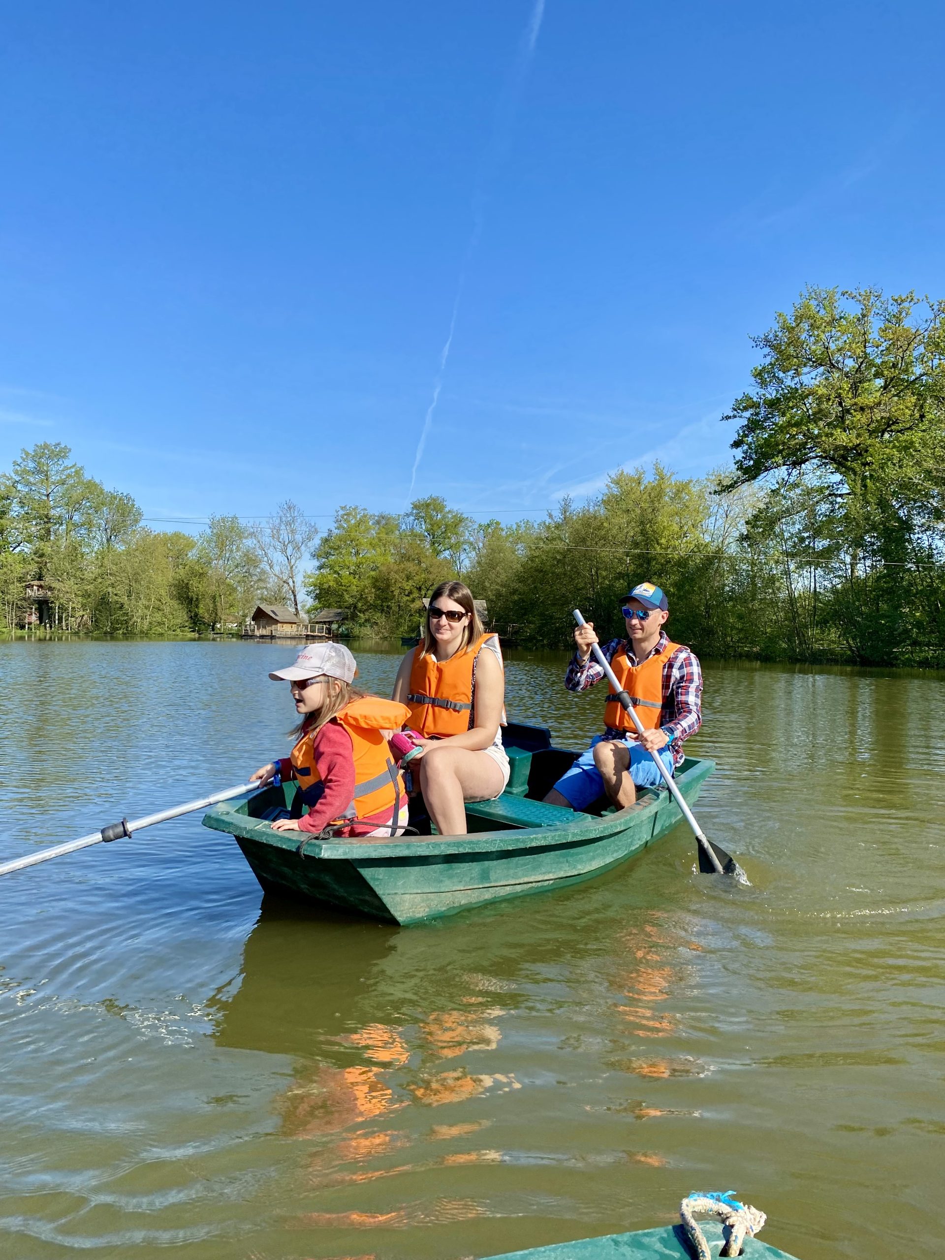 IMG_6344 Famille en canoë sur un lac, hébergement insolite en Auvergne-Rhône-Alpes.