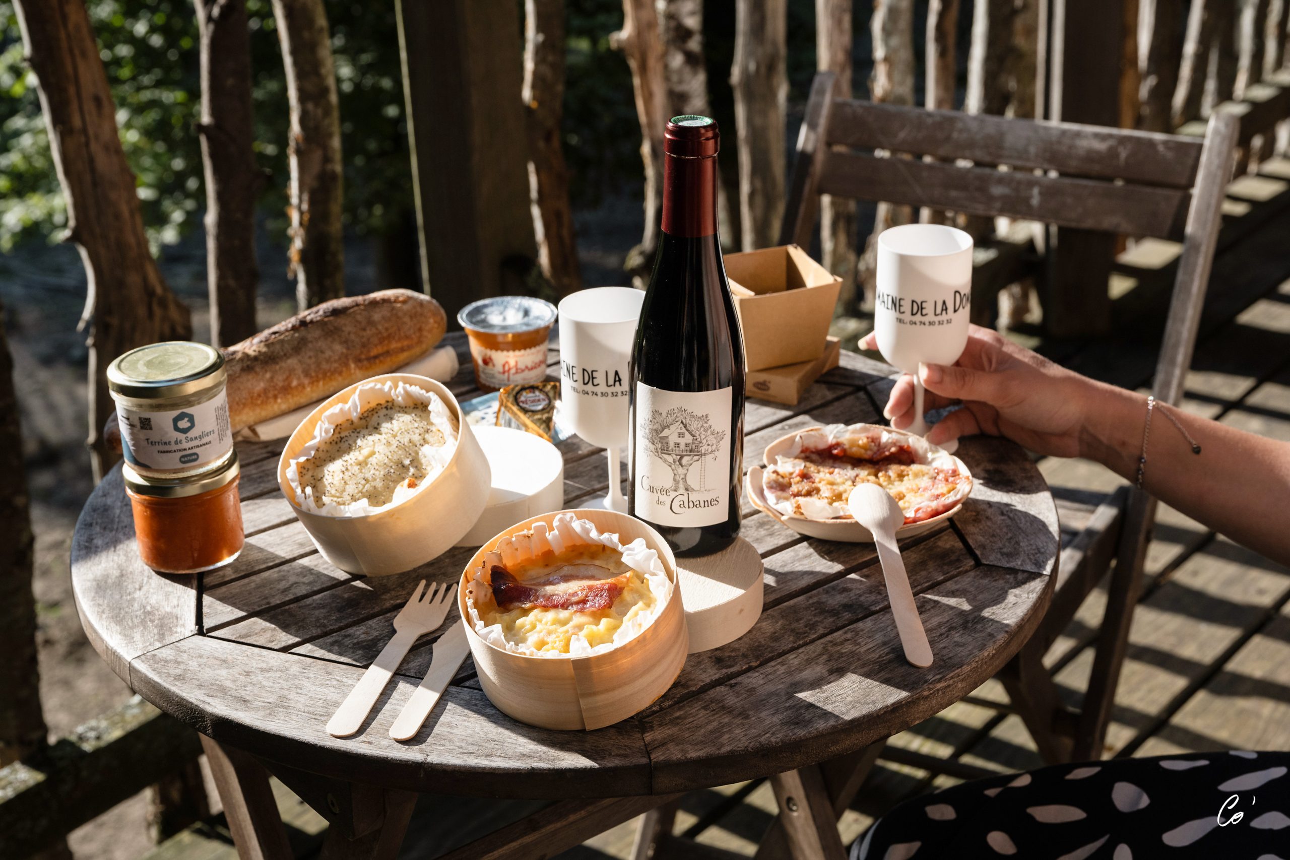 cabane-soir-7 Hébergement insolite en Auvergne-Rhône-Alpes avec repas local sur une table en bois.