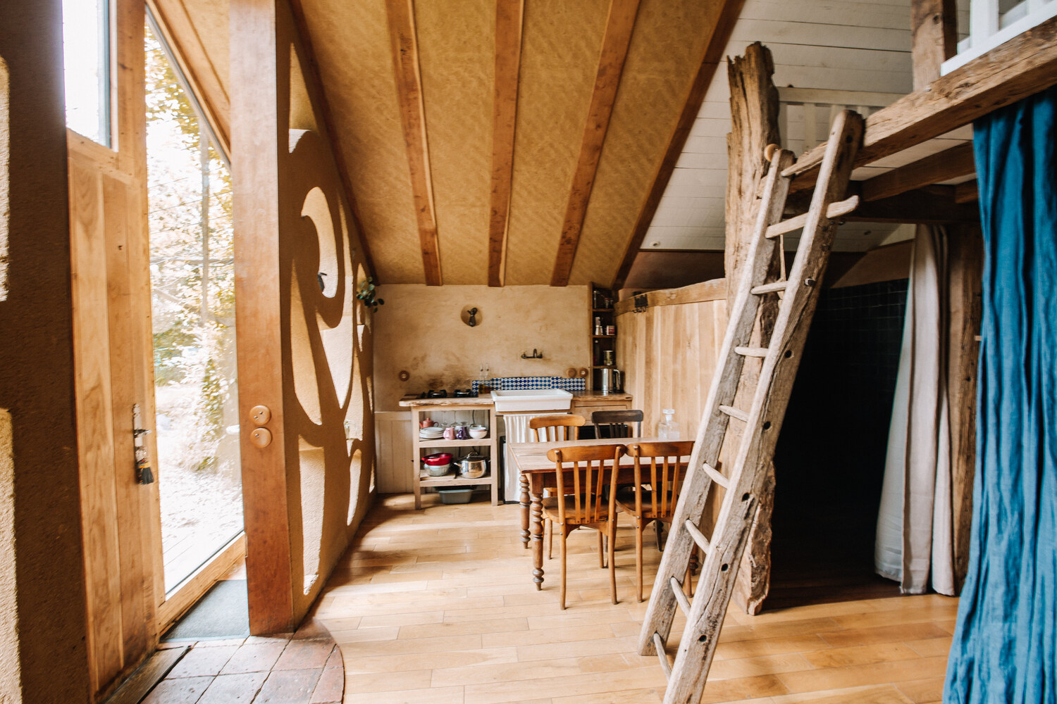 cuisine pommiers Hébergement insolite en Bretagne : cabane en bois avec une belle lumière naturelle.