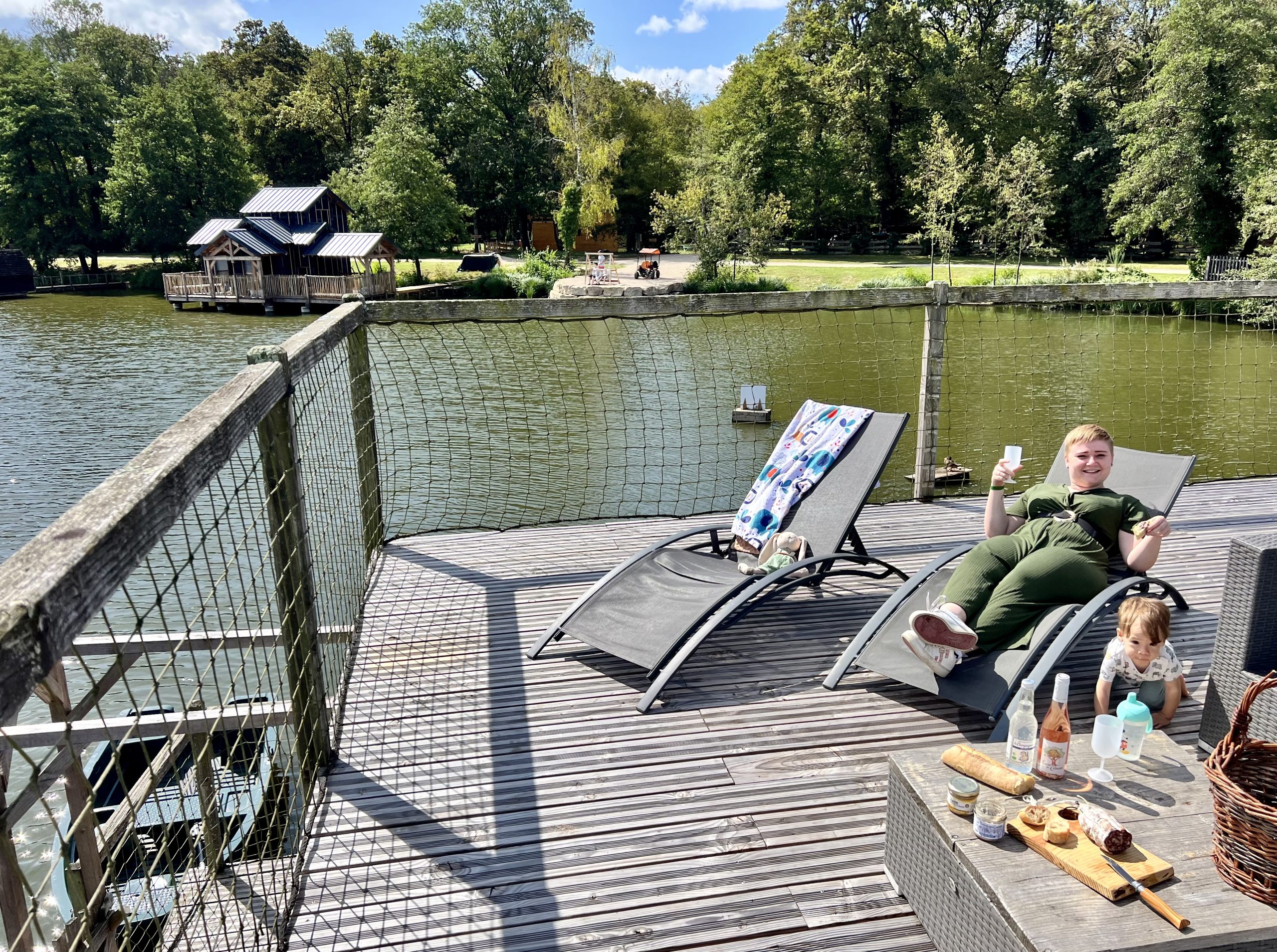 image00014 Hébergement insolite en Auvergne-Rhône-Alpes, avec terrasses sur pilotis au bord de leau.